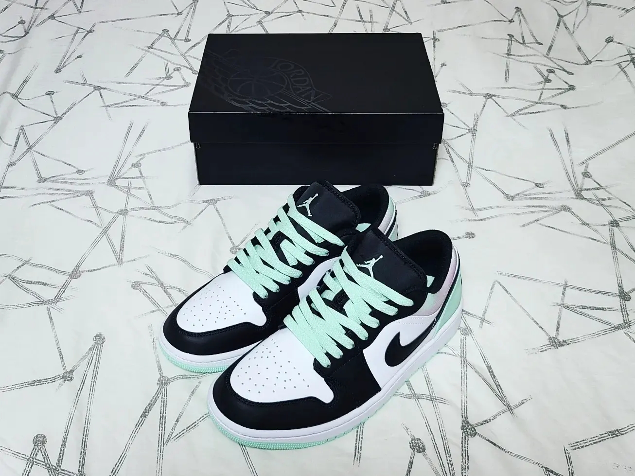 Jordan 1 Low SE White Black Tie-Dye 착용 스타일 - 1
