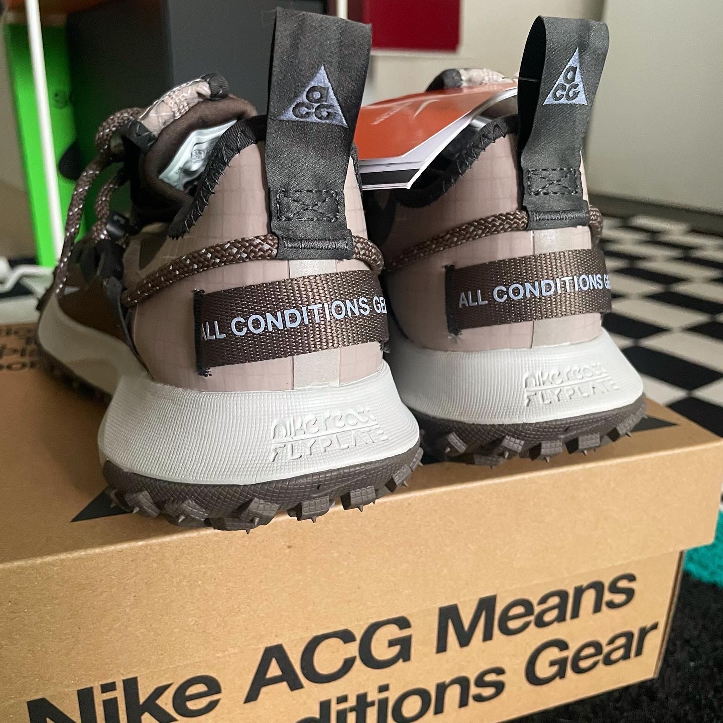 Nike ACG Mountain Fly Low Ironstone 착용 스타일 - 5