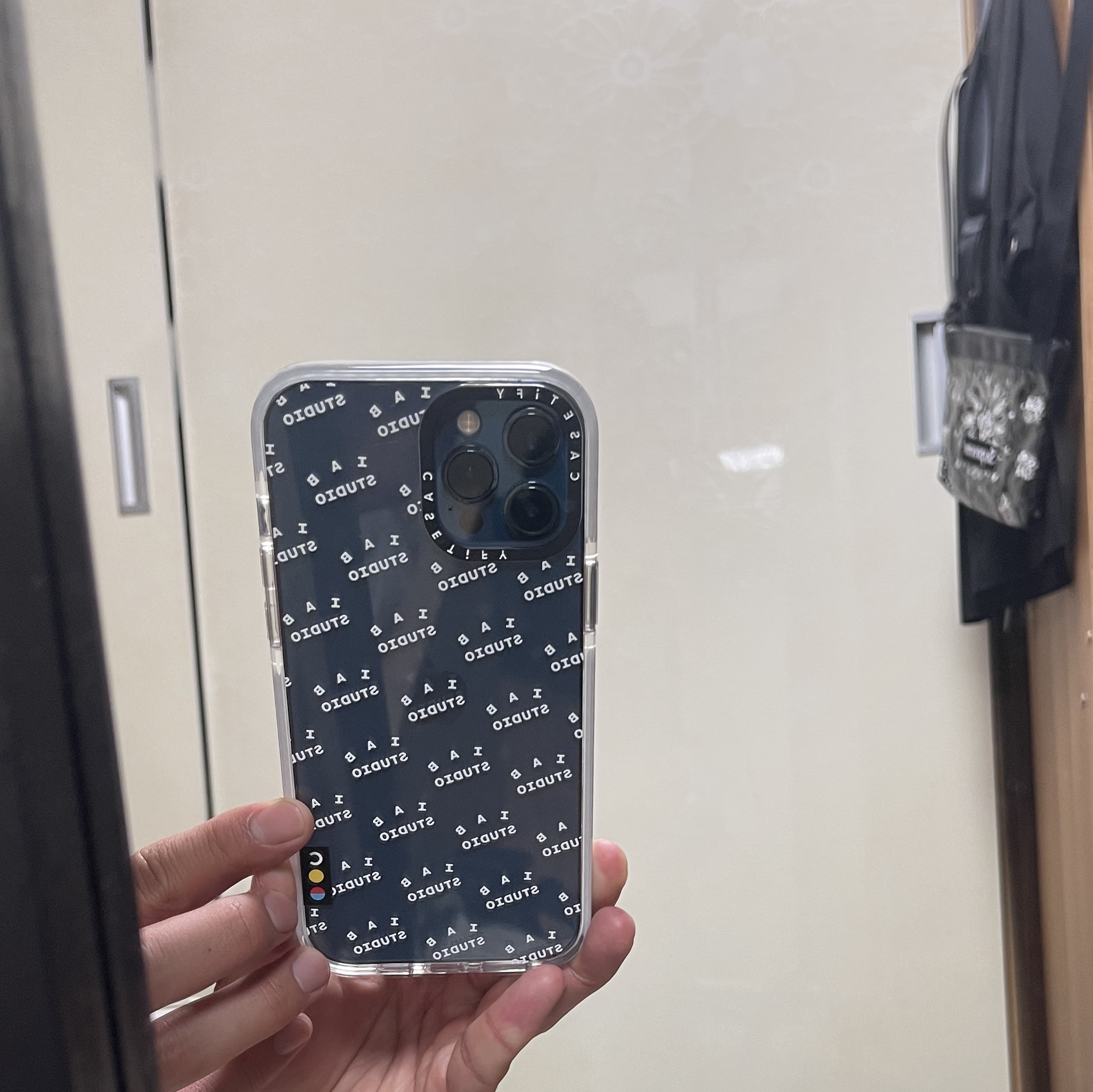 Casetify x IAB Studio iPhone Black Logo Impact Case Black, Casetify x IAB Studio iPhone White Monogram Logo Impact Case Frost White 착용 스타일 - 3