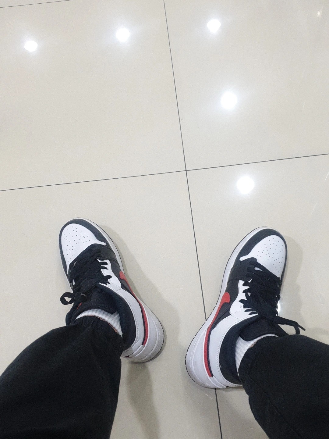 Jordan 1 Mid Black Chile Red 착용 스타일 - 1