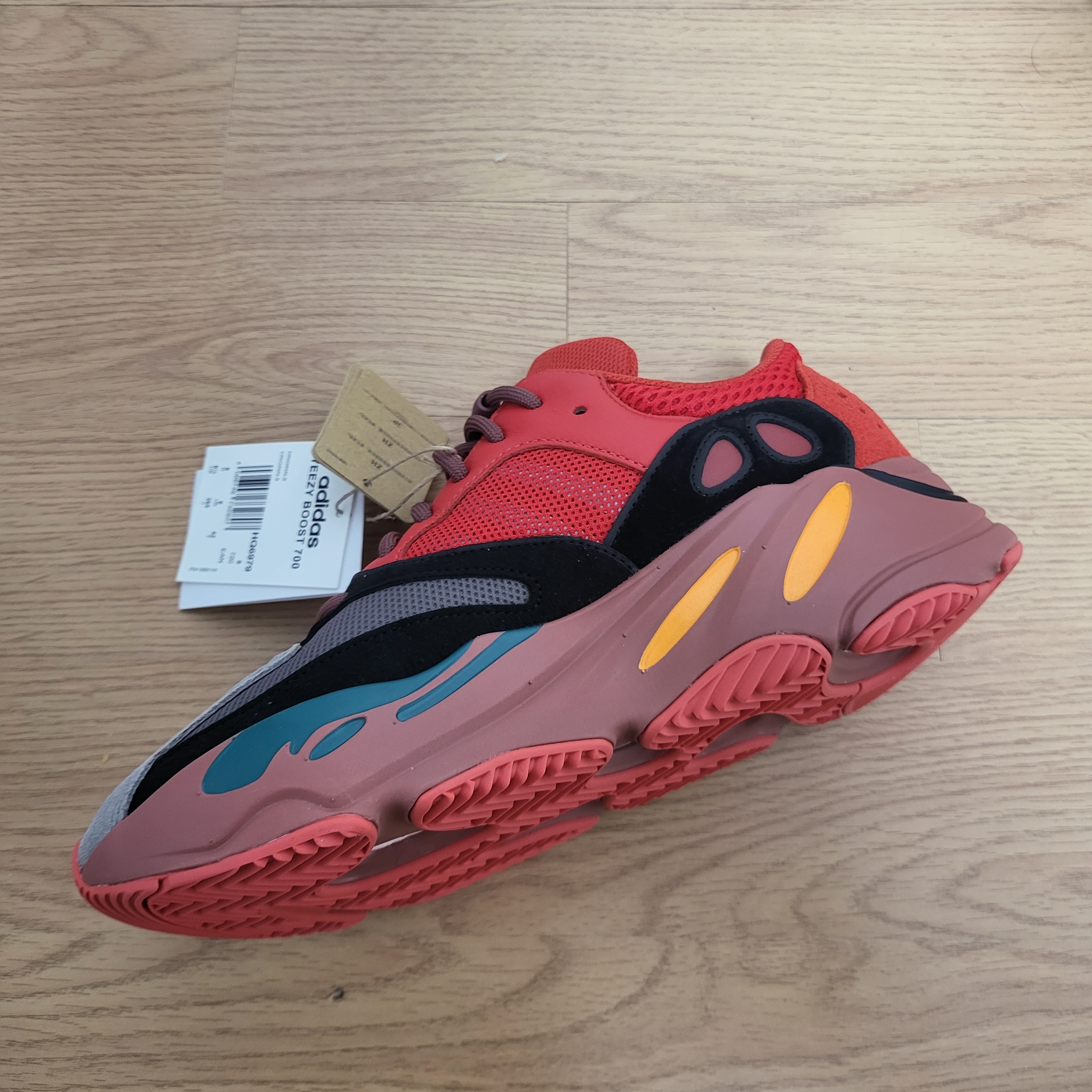 Adidas Yeezy Boost 700 Hi-Res Red 착용 스타일 - 2