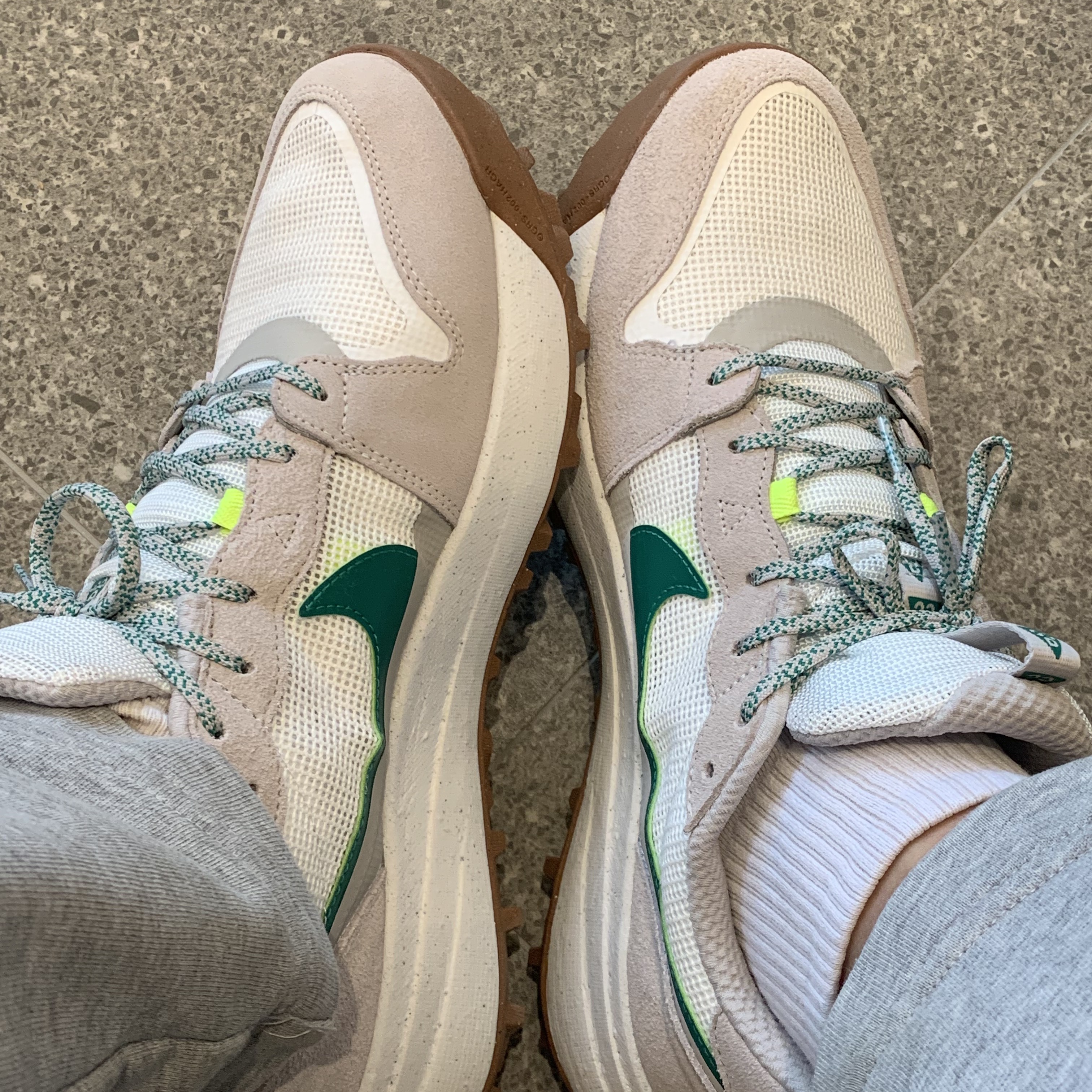 Nike ACG Lowcate Light Iron Ore 착용 스타일 - 2