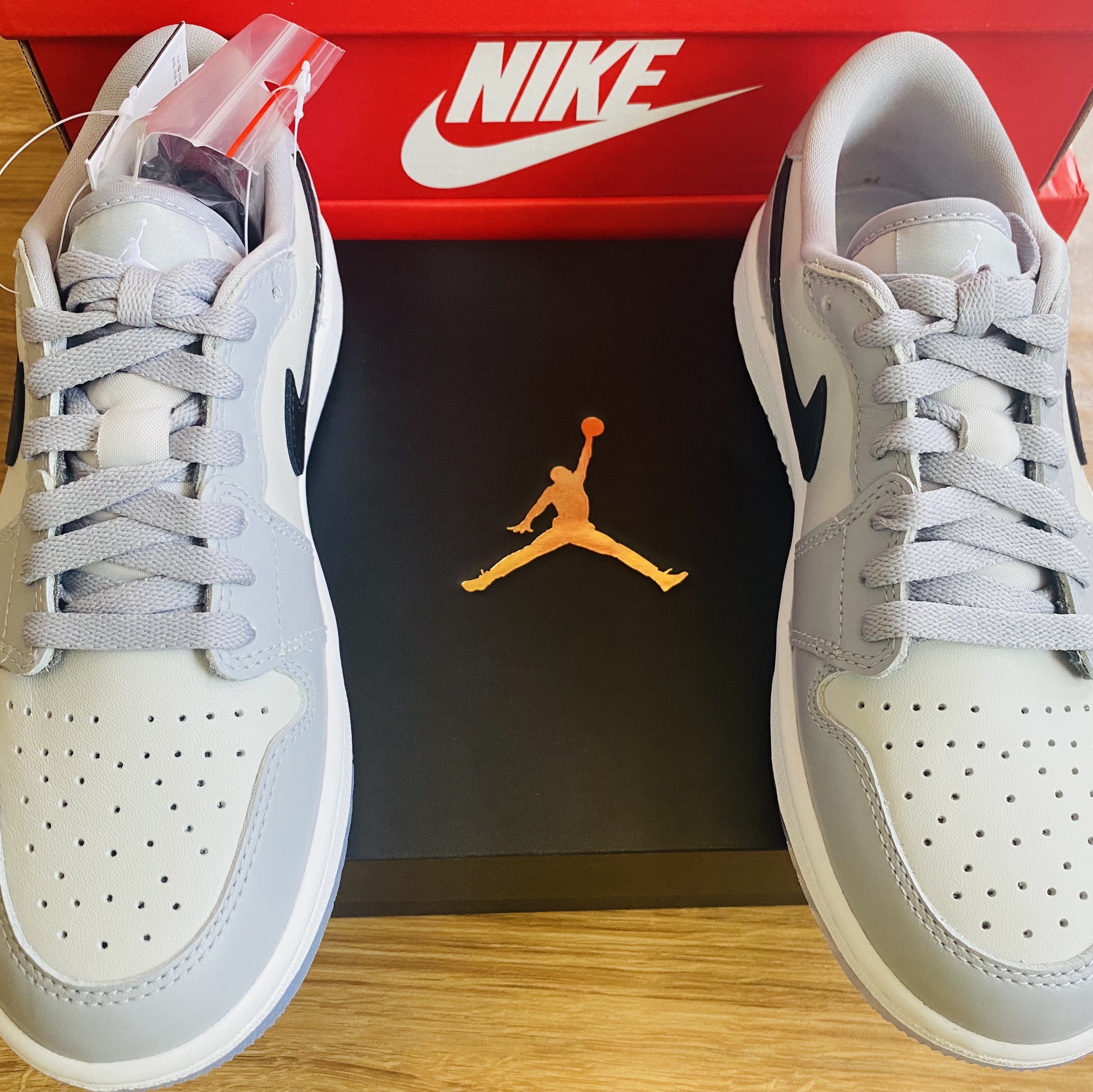 Jordan 1 Low Golf Wolf Grey 착용 스타일 - 1