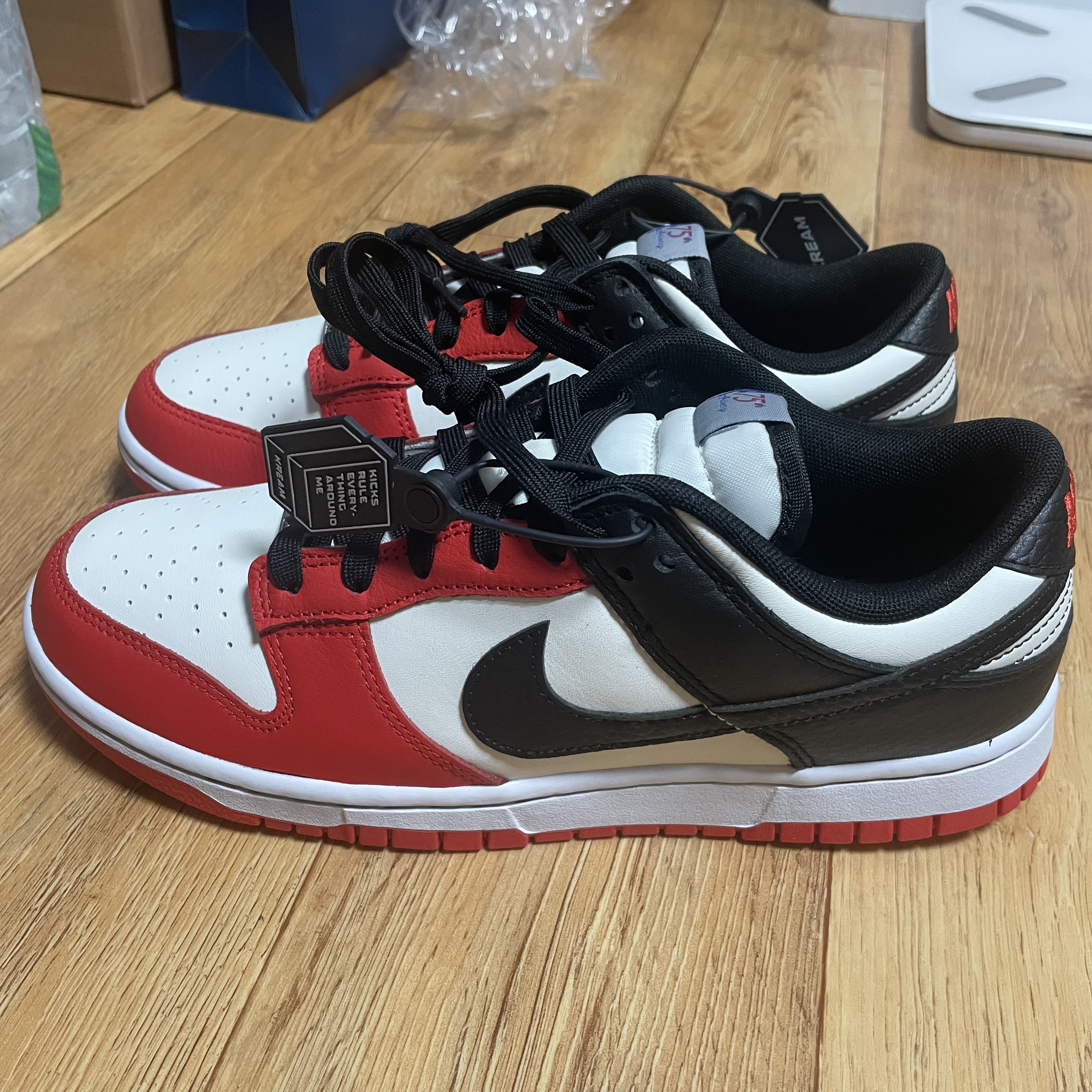 Nike Air Max 97 Neon Seoul, Nike x NBA Dunk Low Retro EMB Black and Chile Red 착용 스타일 - 3