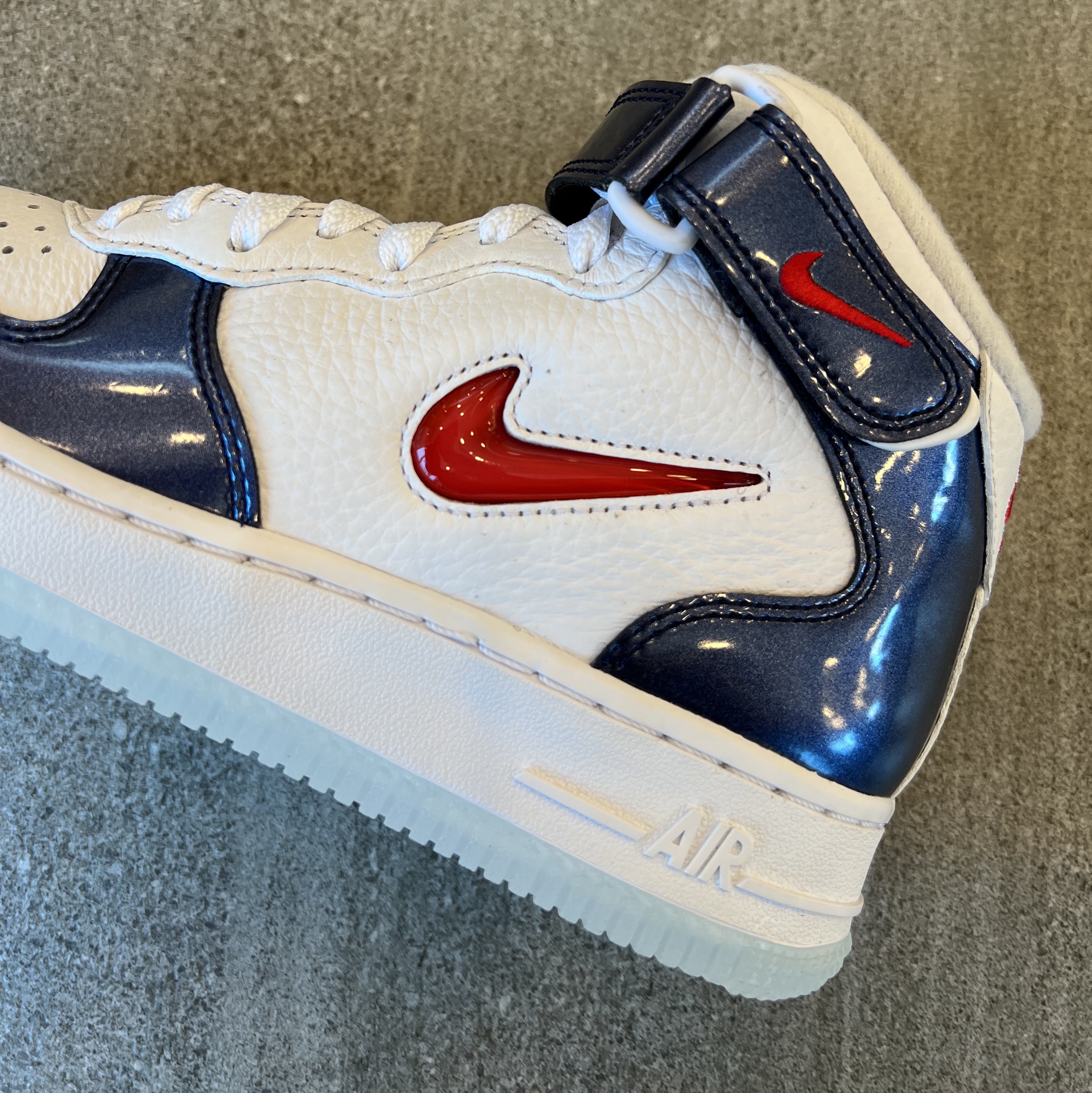 Nike Air Force 1 Mid QS University Red and Midnight Navy 착용 스타일 - 2