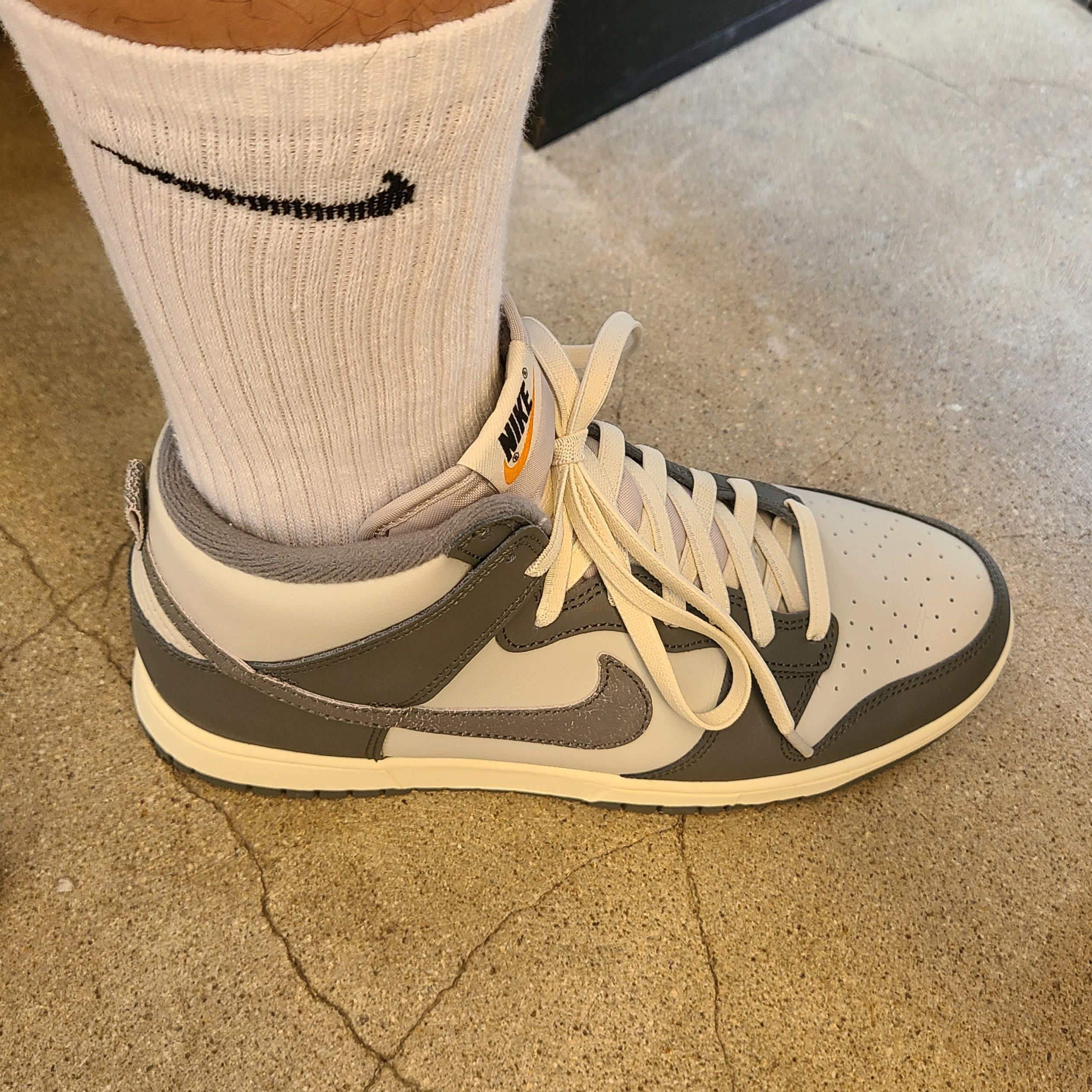 Nike Dunk High Retro SE VNTG Light Bone 착용 스타일