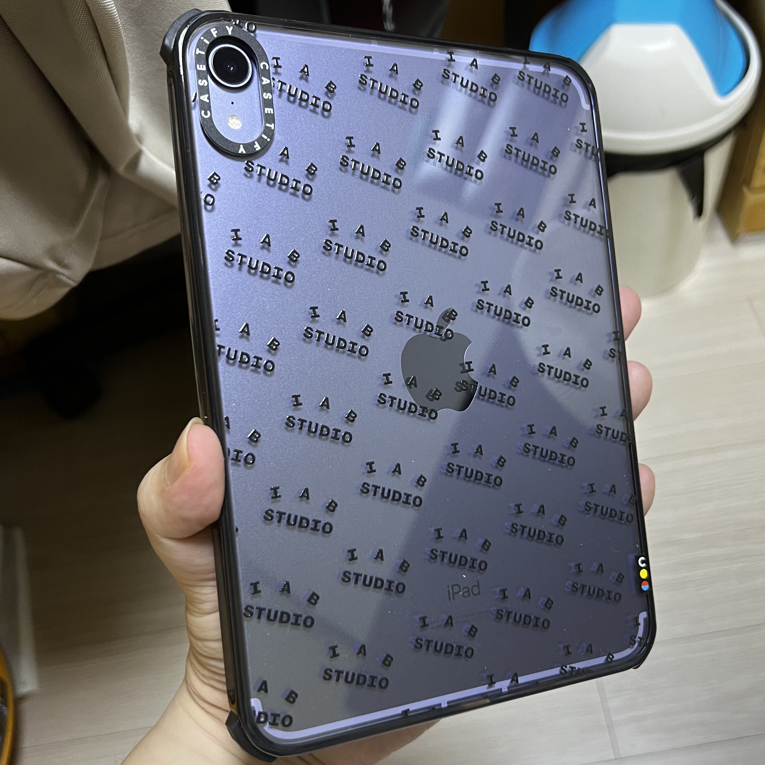 Casetify x IAB Studio iPad Single Monogram Black Logo Case Clear 착용 스타일