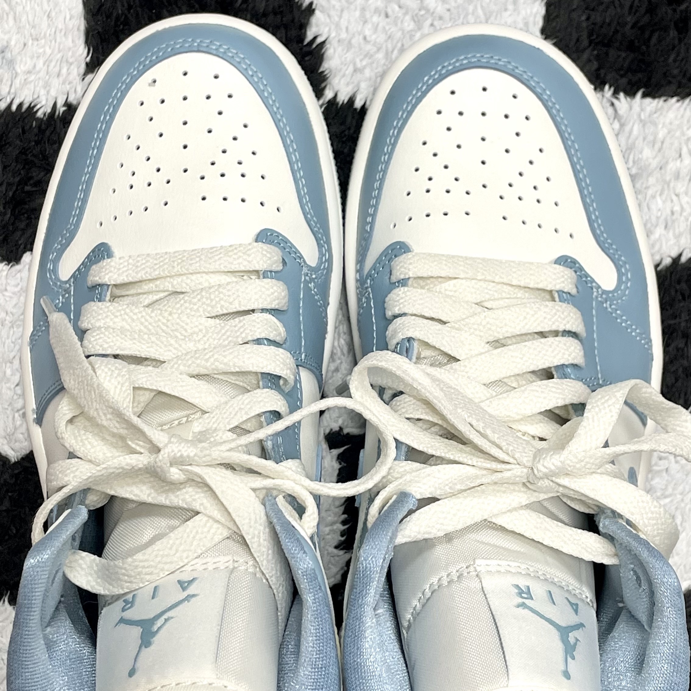 (W) Jordan 1 Mid Sail and Worn Blue 착용 스타일 - 1