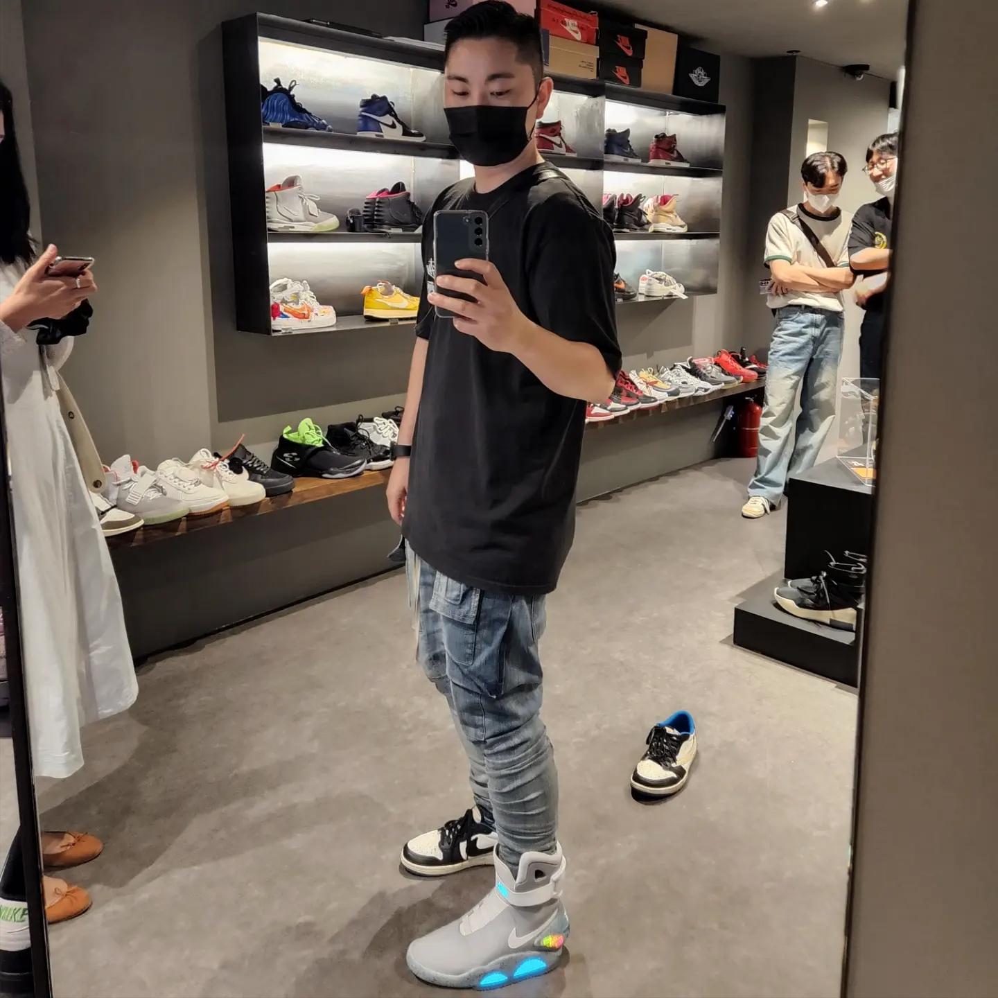 Nike Air Yeezy 2 Pure Platinum, Jordan 1 x Travis Scott x Fragment Retro Low OG SP Military Blue 착용 스타일 - 2
