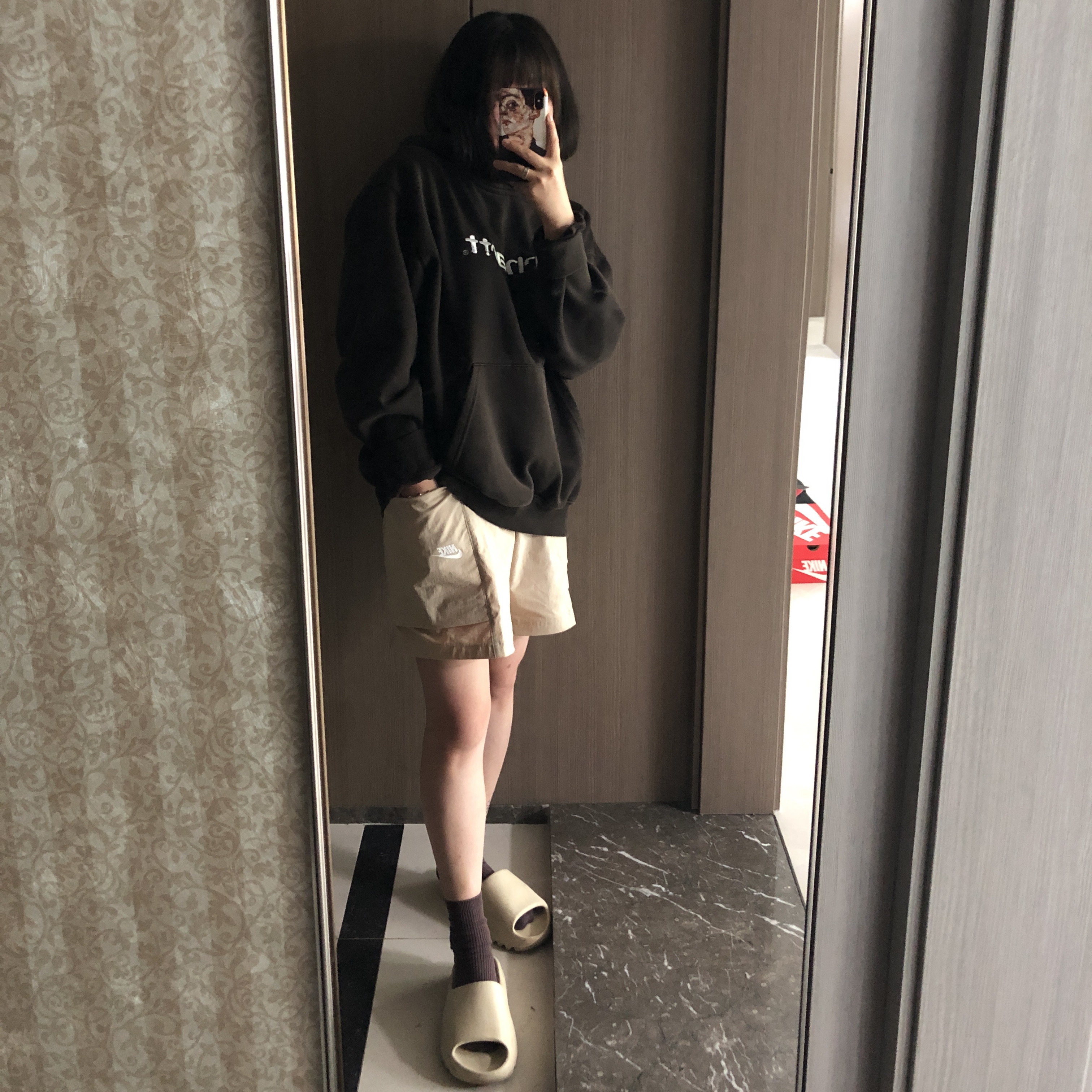 Adidas Yeezy Slide Bone 착용 스타일
