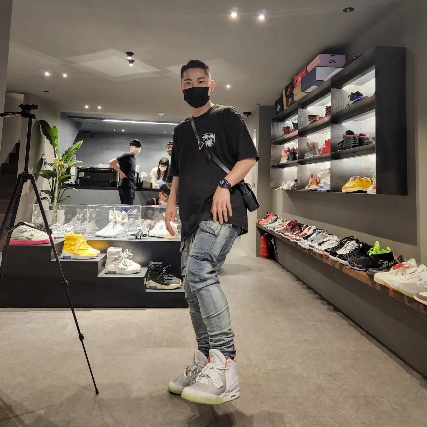 Nike Air Yeezy 2 Pure Platinum, Jordan 1 x Travis Scott x Fragment Retro Low OG SP Military Blue 착용 스타일 - 1