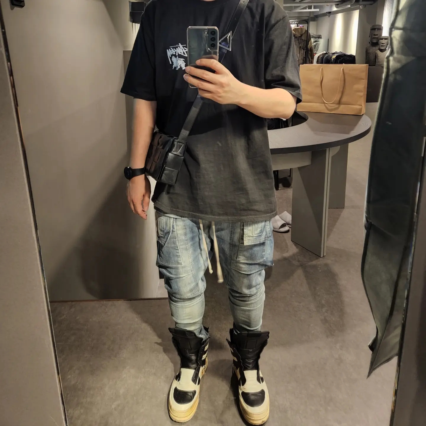 Nike Air Yeezy 2 Pure Platinum, Jordan 1 x Travis Scott x Fragment Retro Low OG SP Military Blue 착용 스타일 - 3