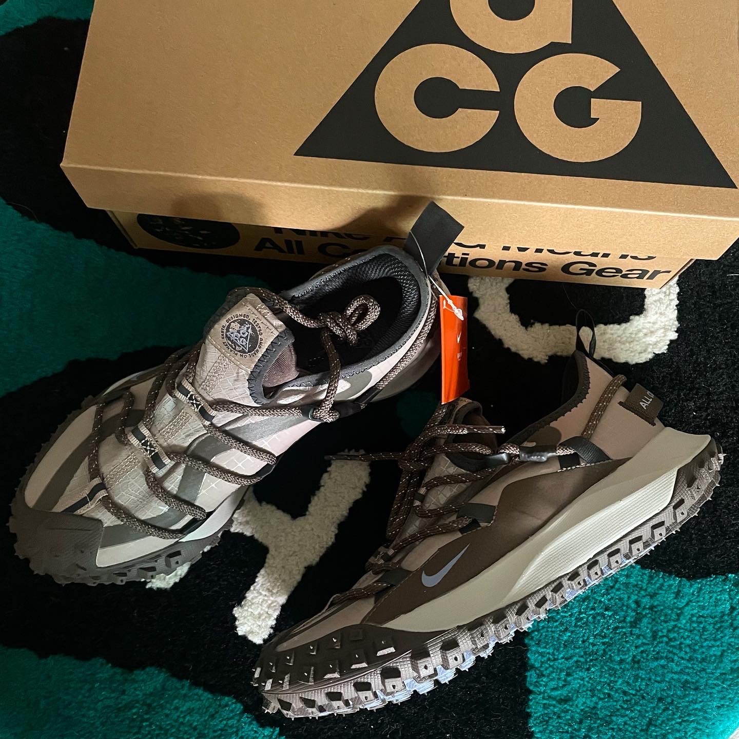 Nike ACG Mountain Fly Low Ironstone 착용 스타일 - 3