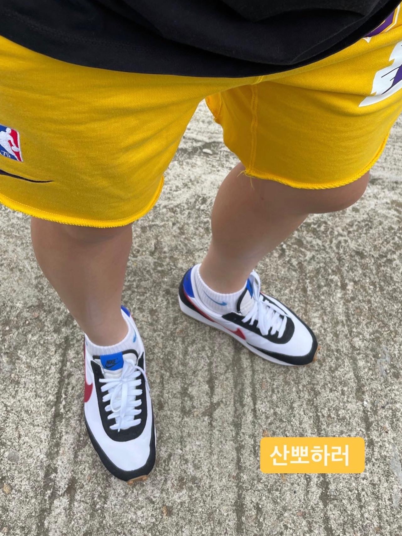 (W) Nike Daybreak White Noble Red 착용 스타일 - 3