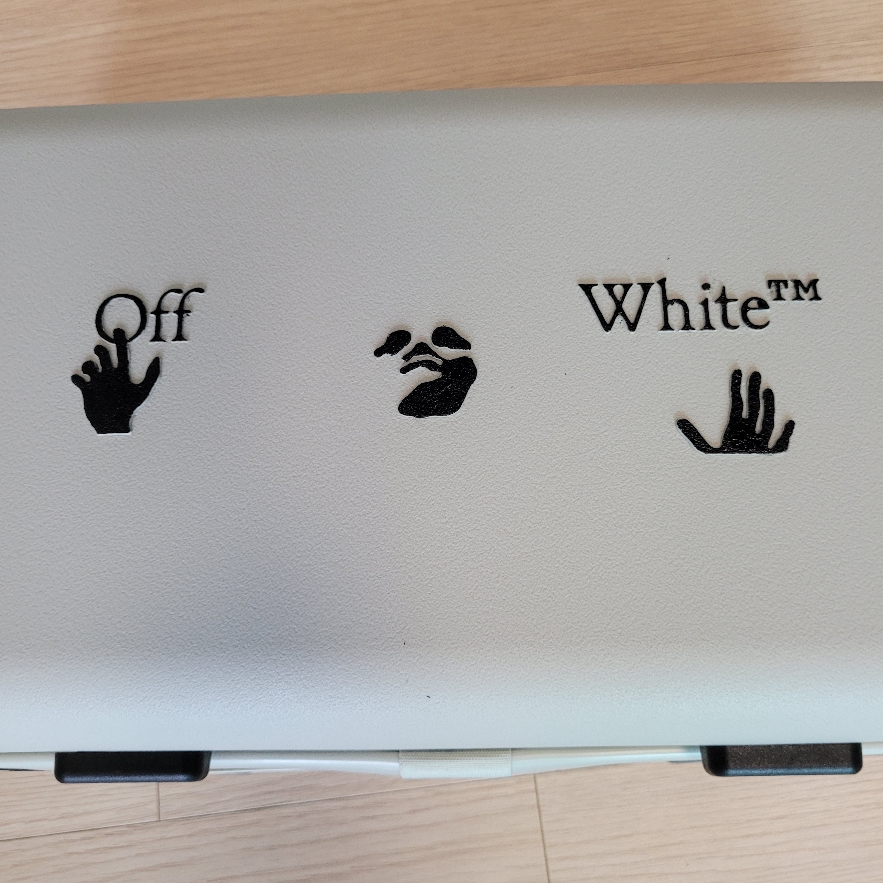 Off-White x Amore Pacific Protection Box (Without Cosmetics) 착용 스타일 - 4