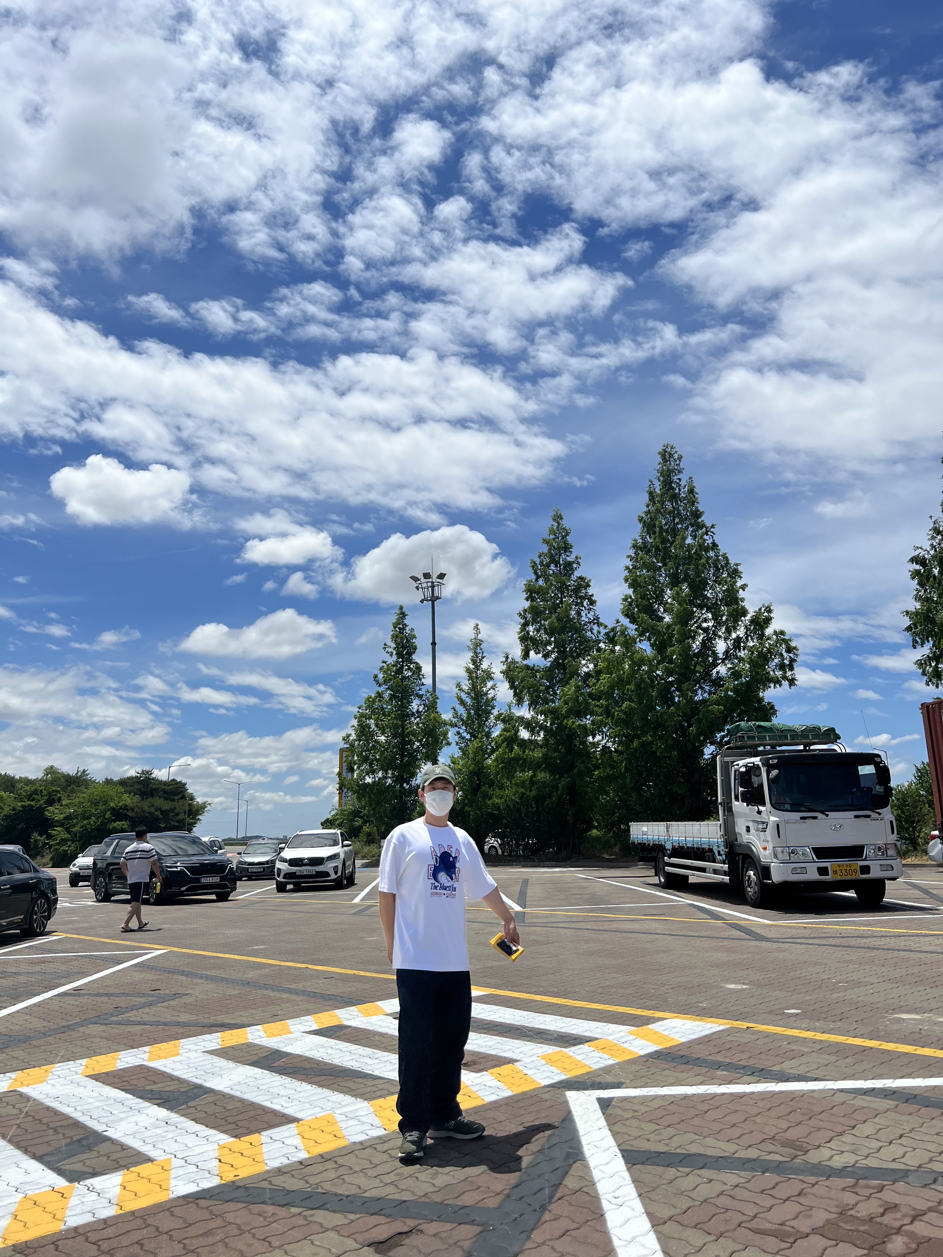Maison Kitsune x Ader Error The Bluest Fox T-Shirt White, New Balance 2002R Grape Leaf 착용 스타일 - 2