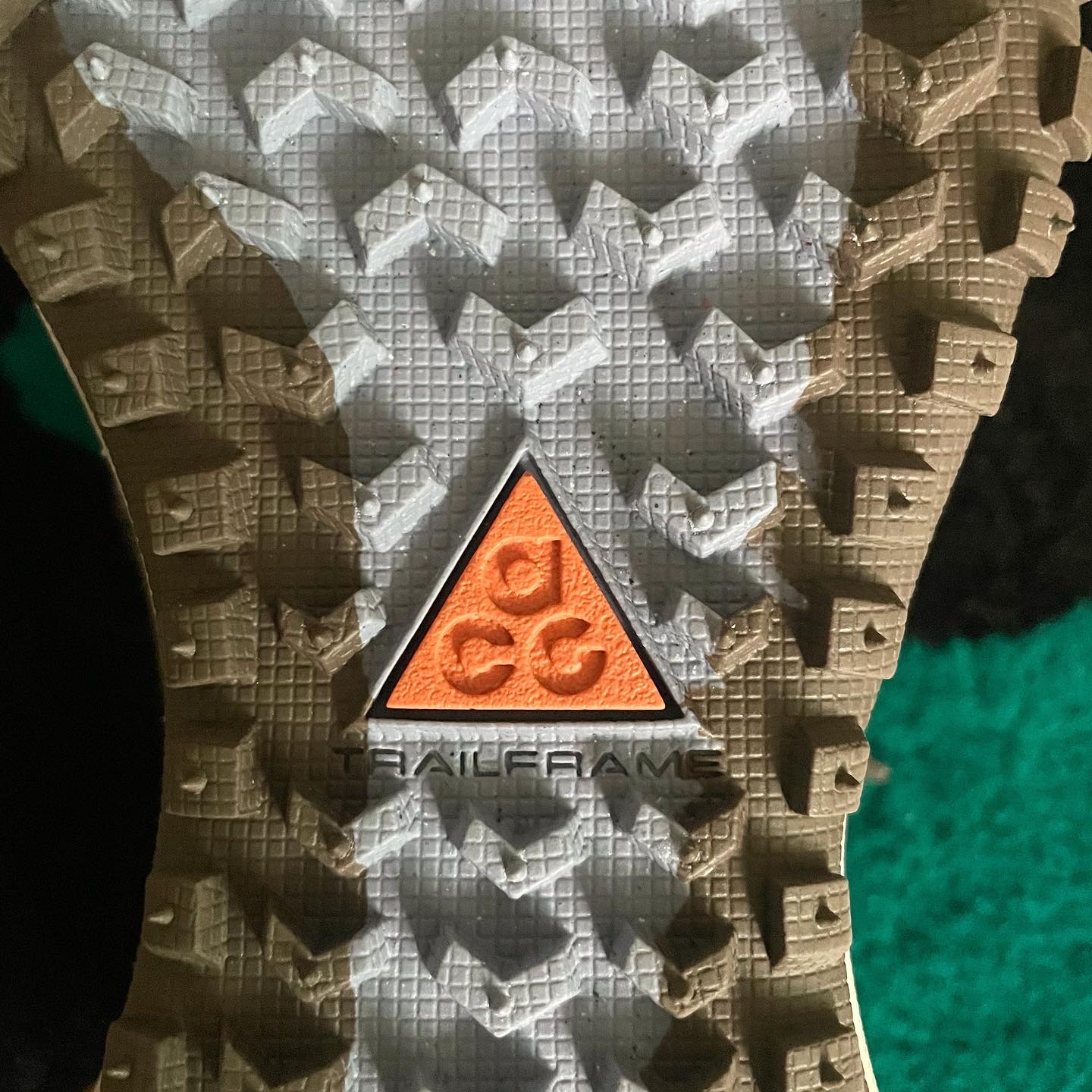 Nike ACG Mountain Fly Low Ironstone 착용 스타일 - 4