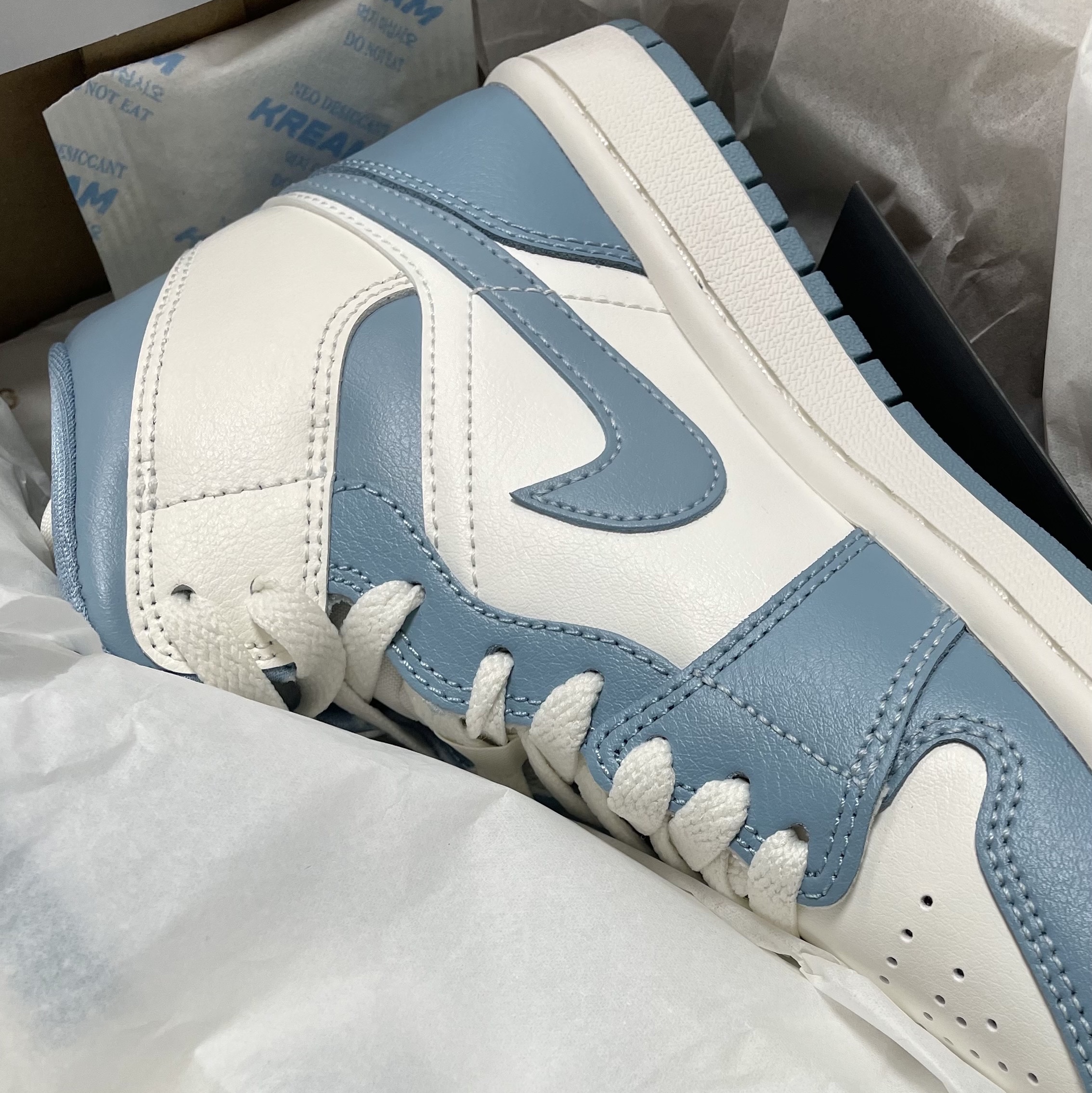 (W) Jordan 1 Mid Sail and Worn Blue 착용 스타일 - 2