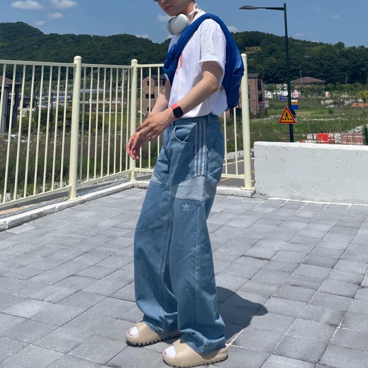 Adidas Yeezy Slide Pure - Re-Release Ver., Ader Error x Zara Leather Shoulder Bag with Knot Blue 착용 스타일 - 2
