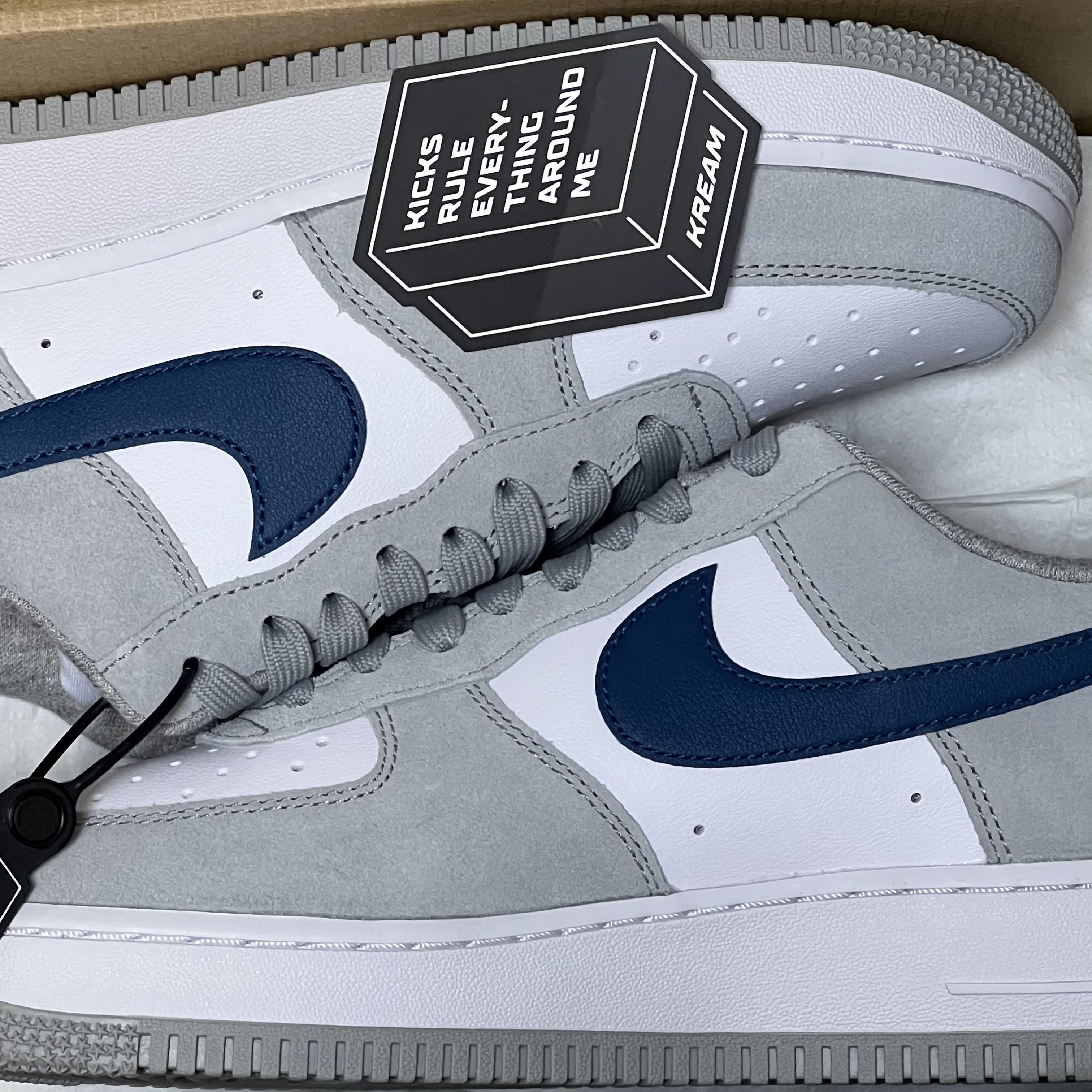 Nike Air Force 1 '07 LV8 Athletic Club Light Smoke Grey Marina 착용 스타일