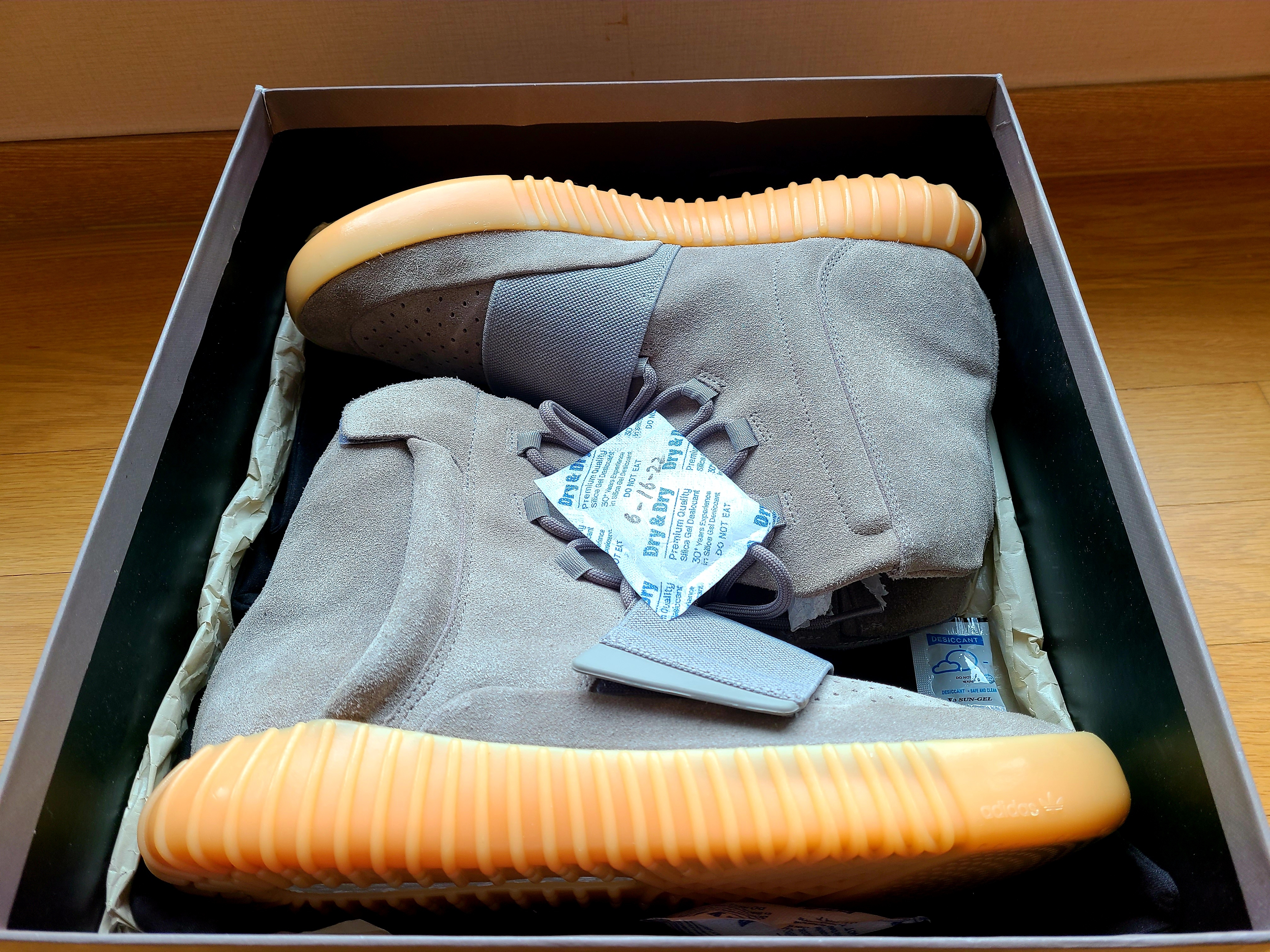 Adidas Yeezy Boost 750 Light Grey Glow In the Dark 착용 스타일 - 2