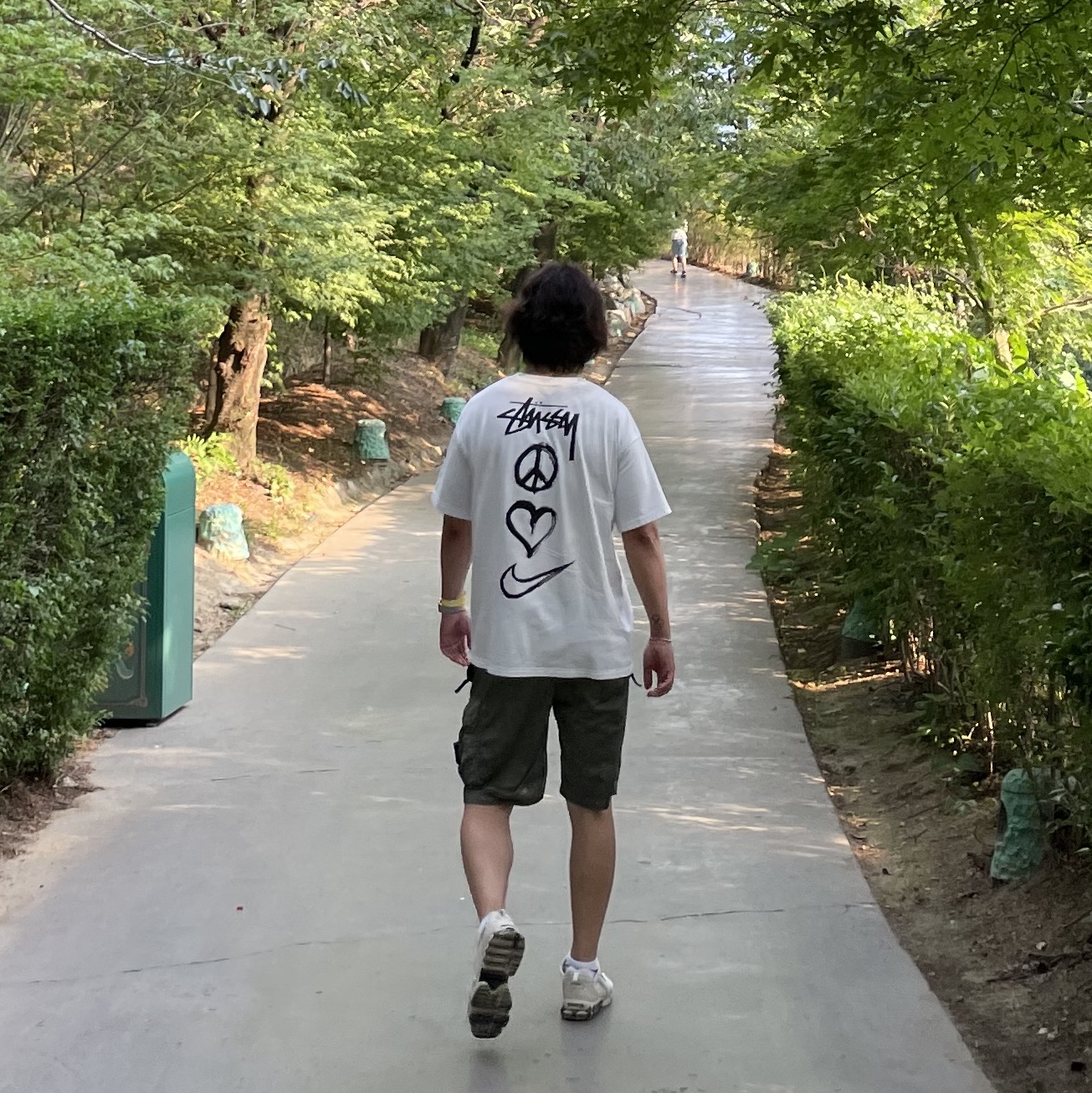 Nike x Stussy NRG RA T-Shirt Summit White (DM4942-121), Nike x Stussy Air Zoom Spiridon Cage 2 Fossil 착용 스타일