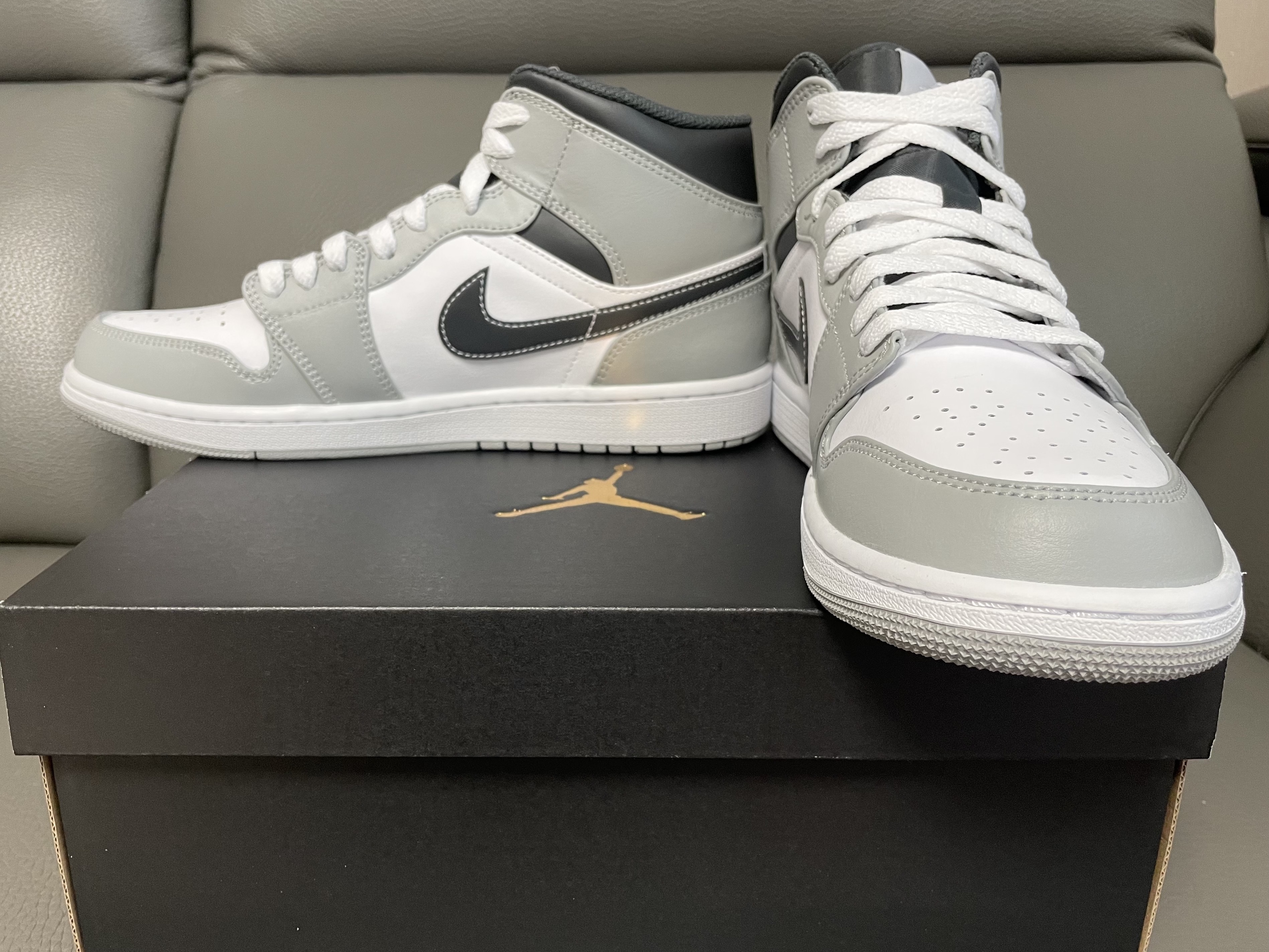 Jordan 1 Mid Light Smoke Grey Anthracite 착용 스타일 - 2