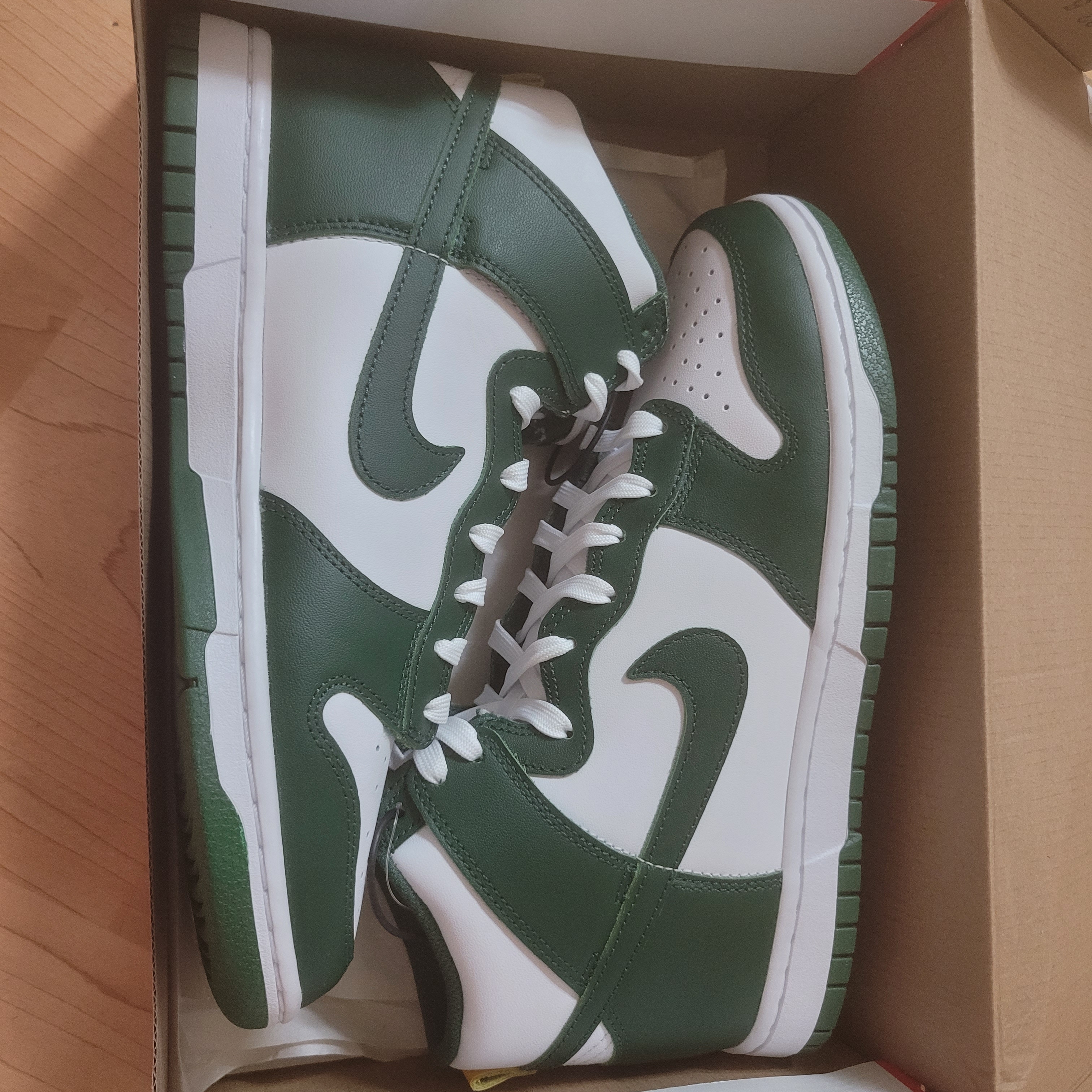 Nike Dunk High Retro Noble Green 착용 스타일 - 5