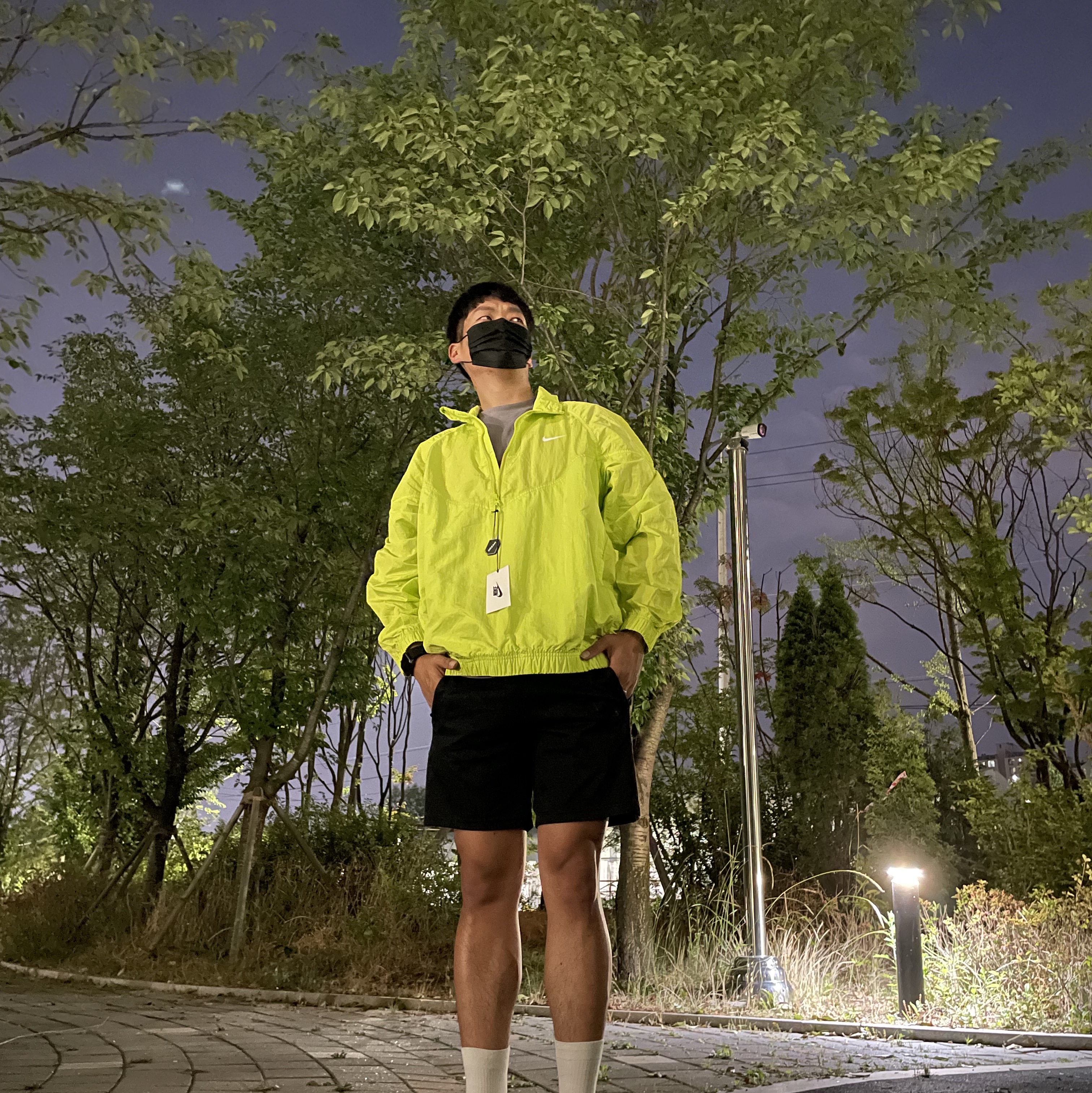 Nike x Stussy Windrunner Jacket Bright Cactus 착용 스타일