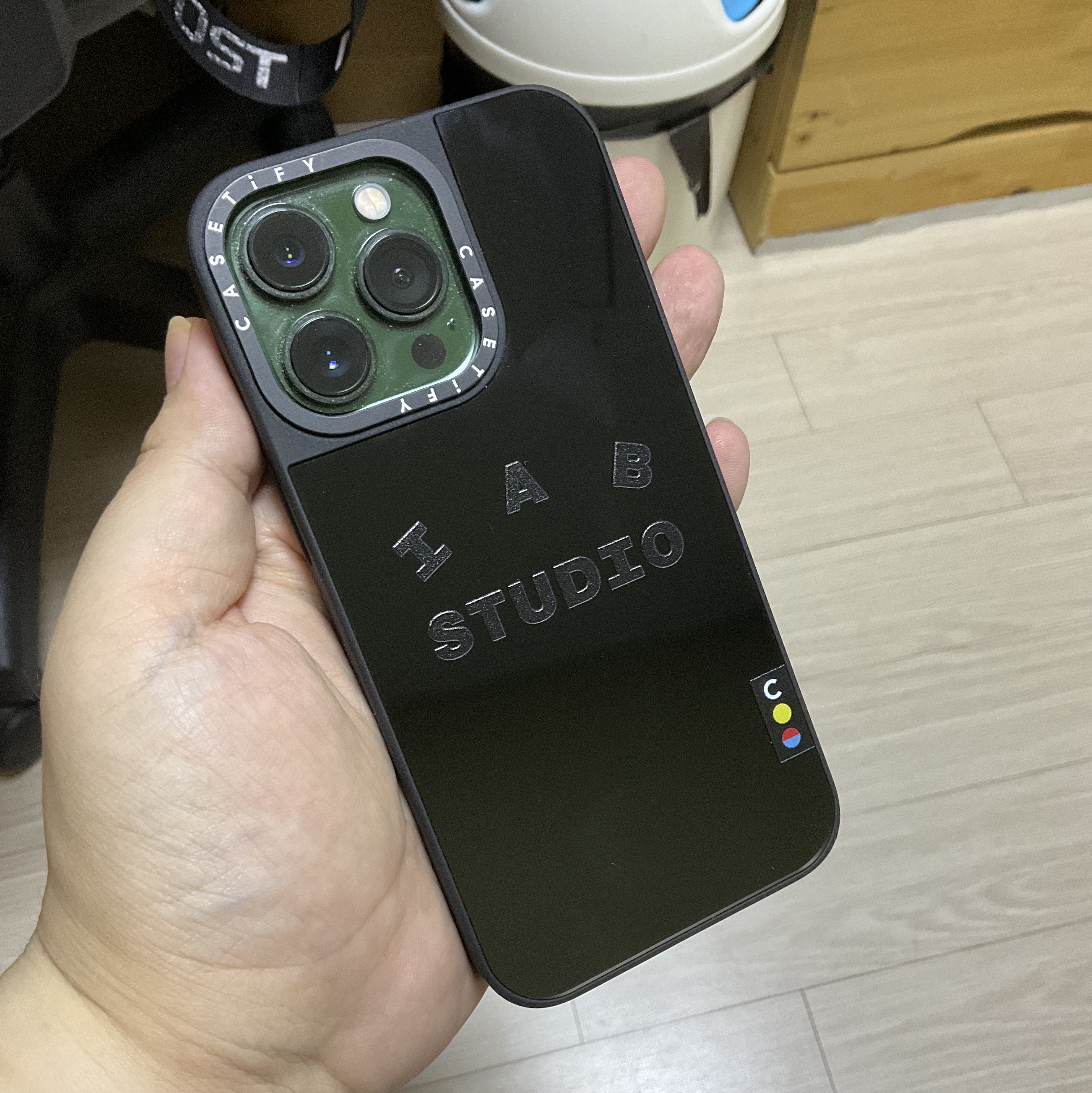 Casetify x IAB Studio iPhone Black Logo MagSafe Mirror Case Black 착용 스타일