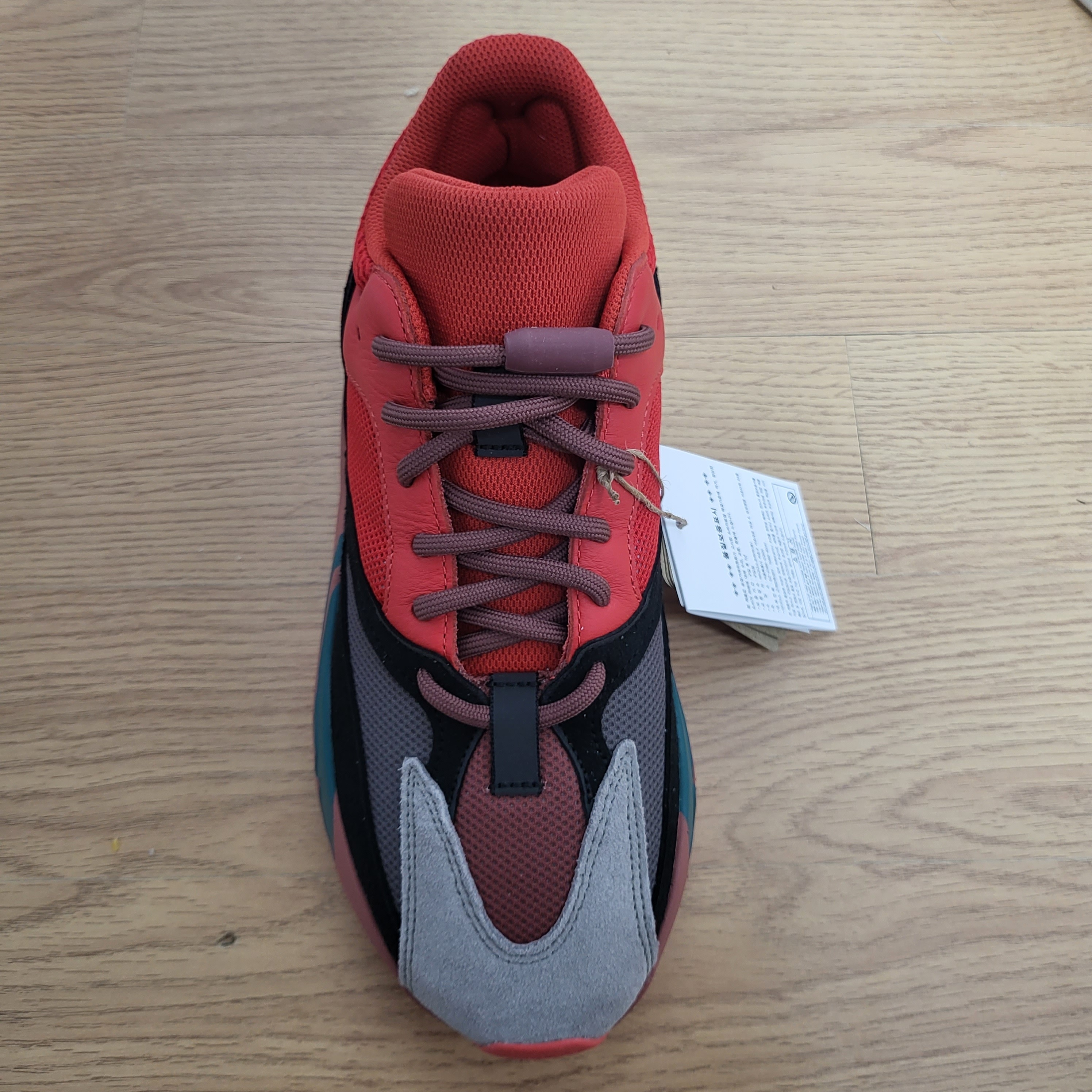 Adidas Yeezy Boost 700 Hi-Res Red 착용 스타일 - 1