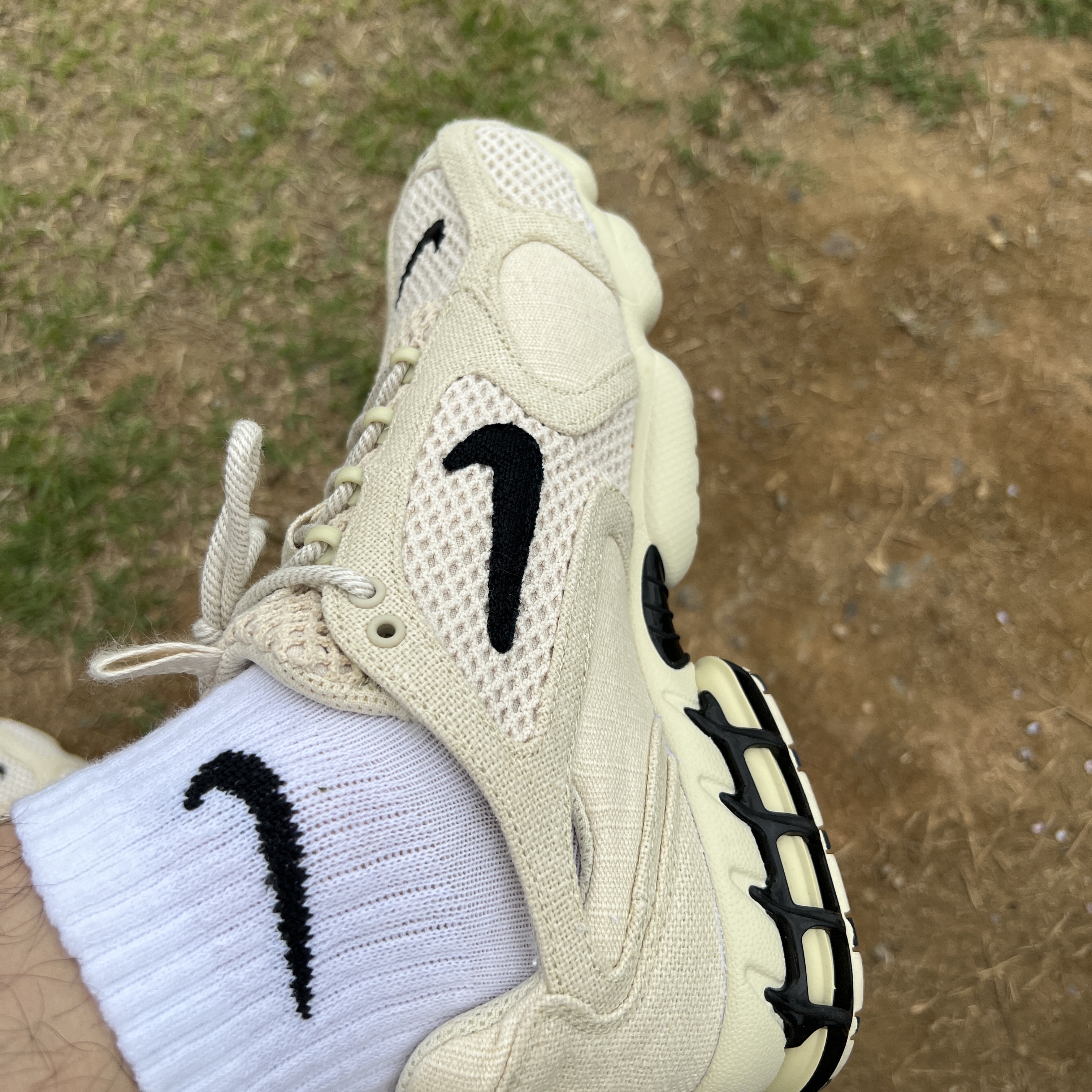 Nike x Stussy Air Zoom Spiridon Cage 2 Fossil 착용 스타일 - 1