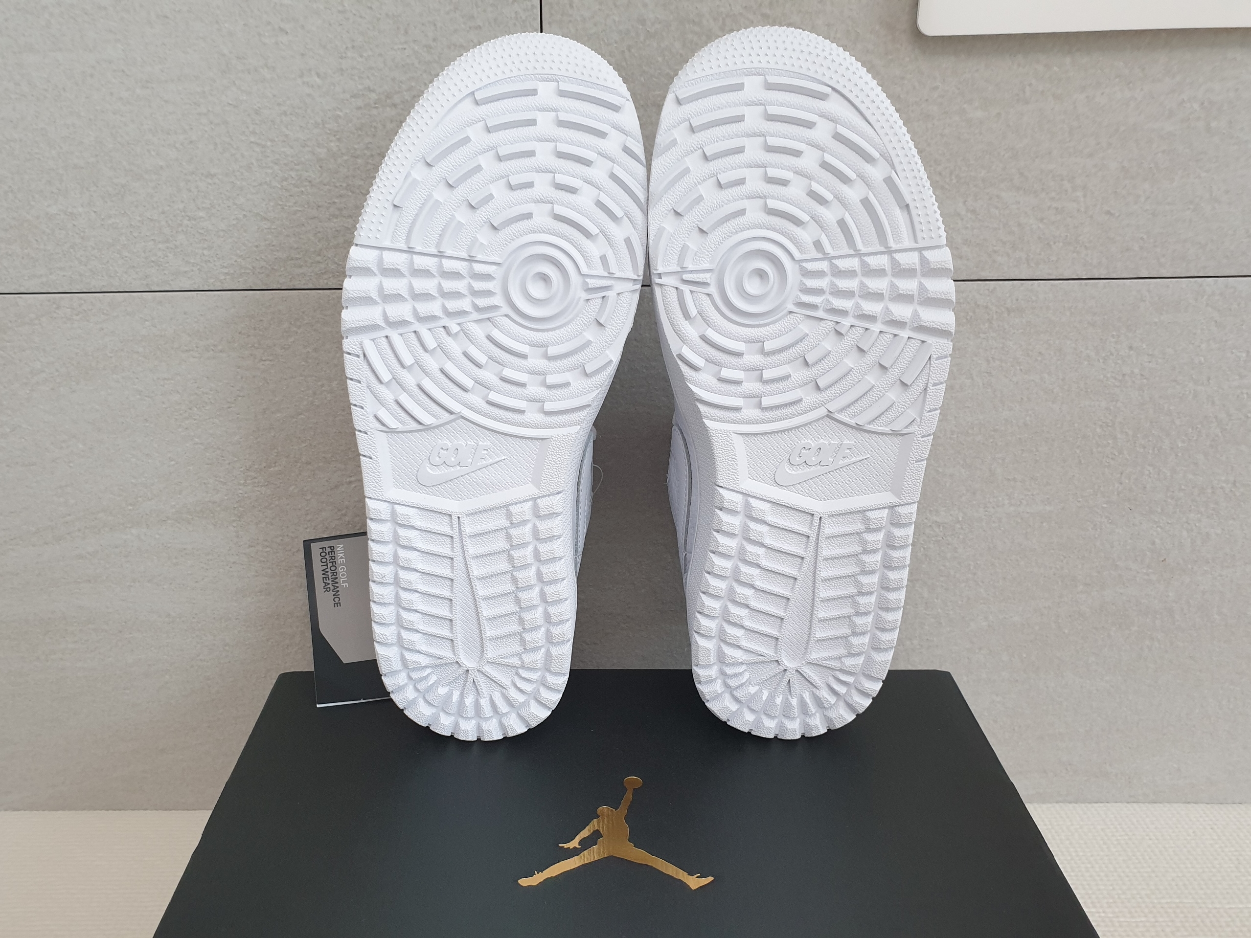 Jordan 1 Low Golf Triple White 착용 스타일 - 5