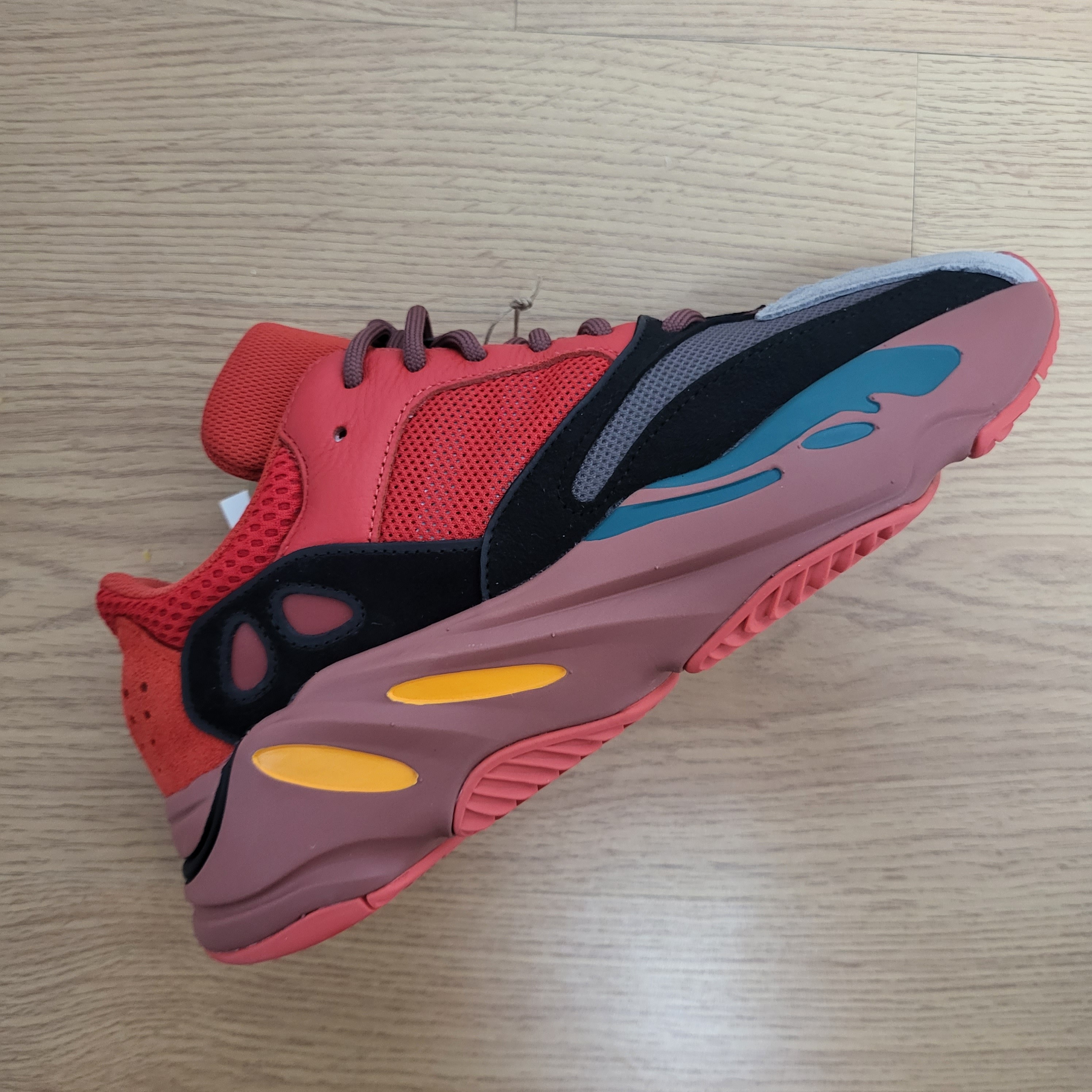 Adidas Yeezy Boost 700 Hi-Res Red 착용 스타일 - 3