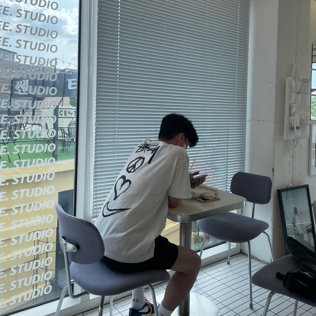 Nike x Stussy NRG RA T-Shirt Summit White (DM4942-121), Jordan 1 x Travis Scott x Fragment Retro Low OG SP Military Blue 착용 스타일