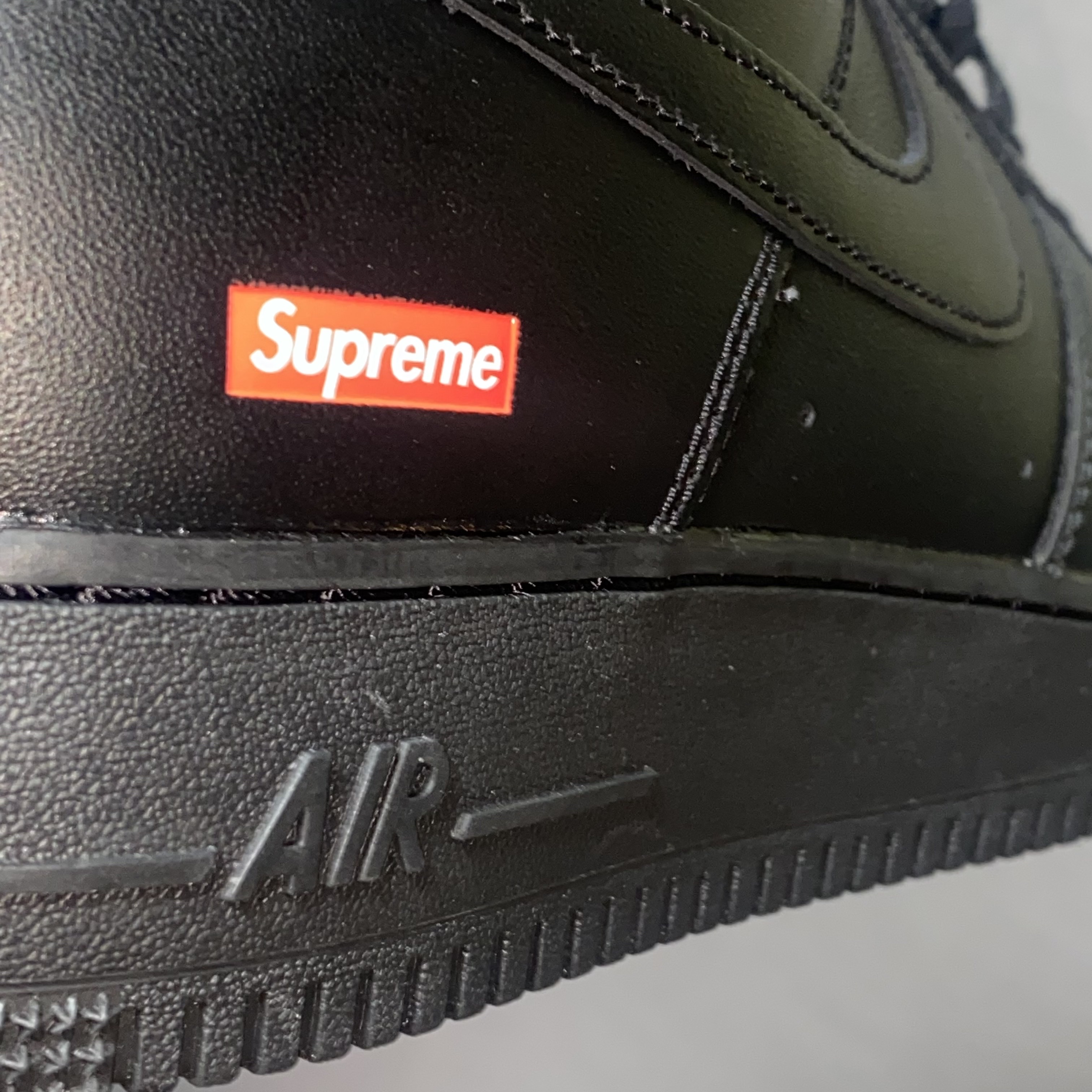 Nike x Supreme Air Force 1 Low Black 착용 스타일 - 4