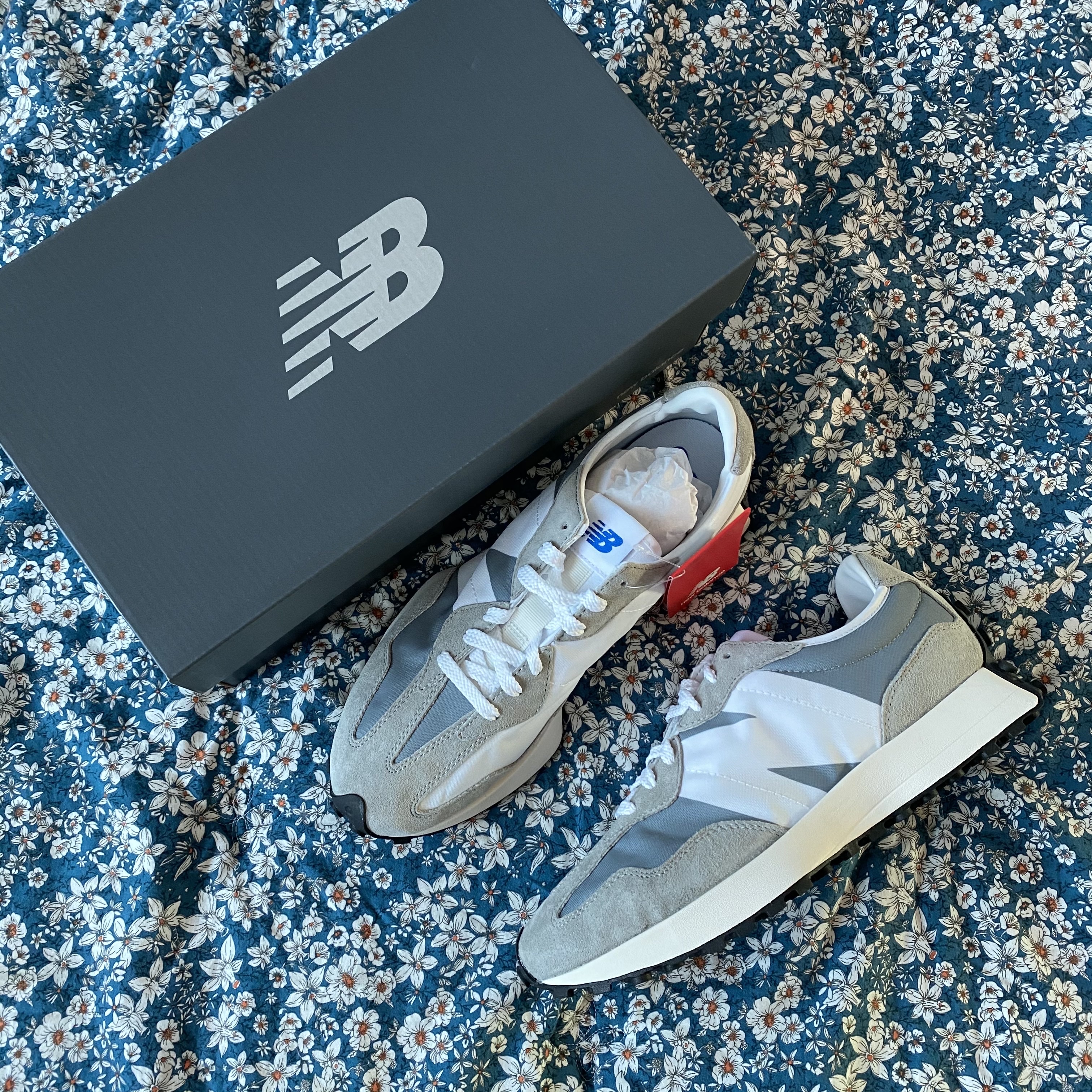 New Balance 327 Grey 착용 스타일