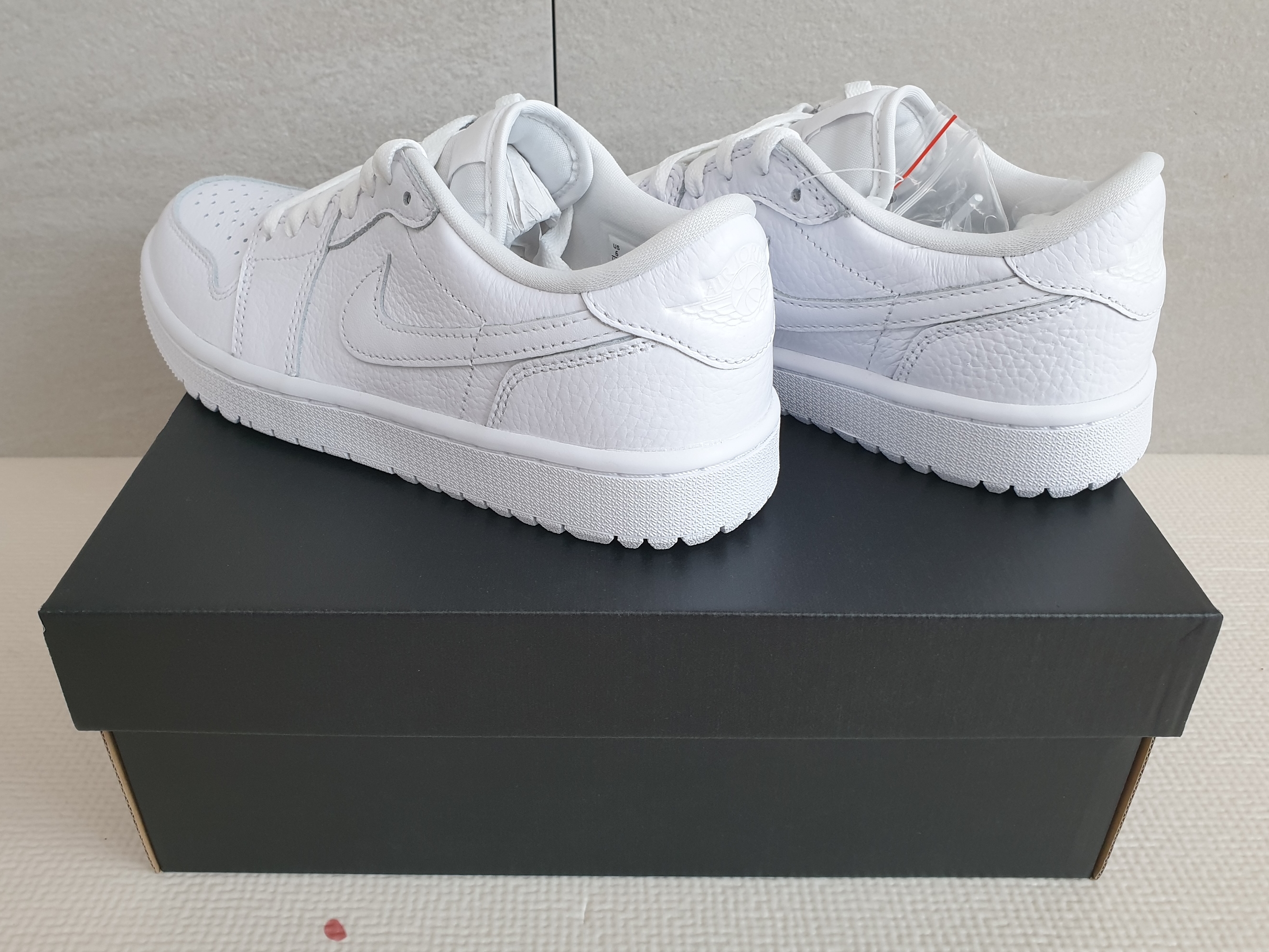 Jordan 1 Low Golf Triple White 착용 스타일 - 2