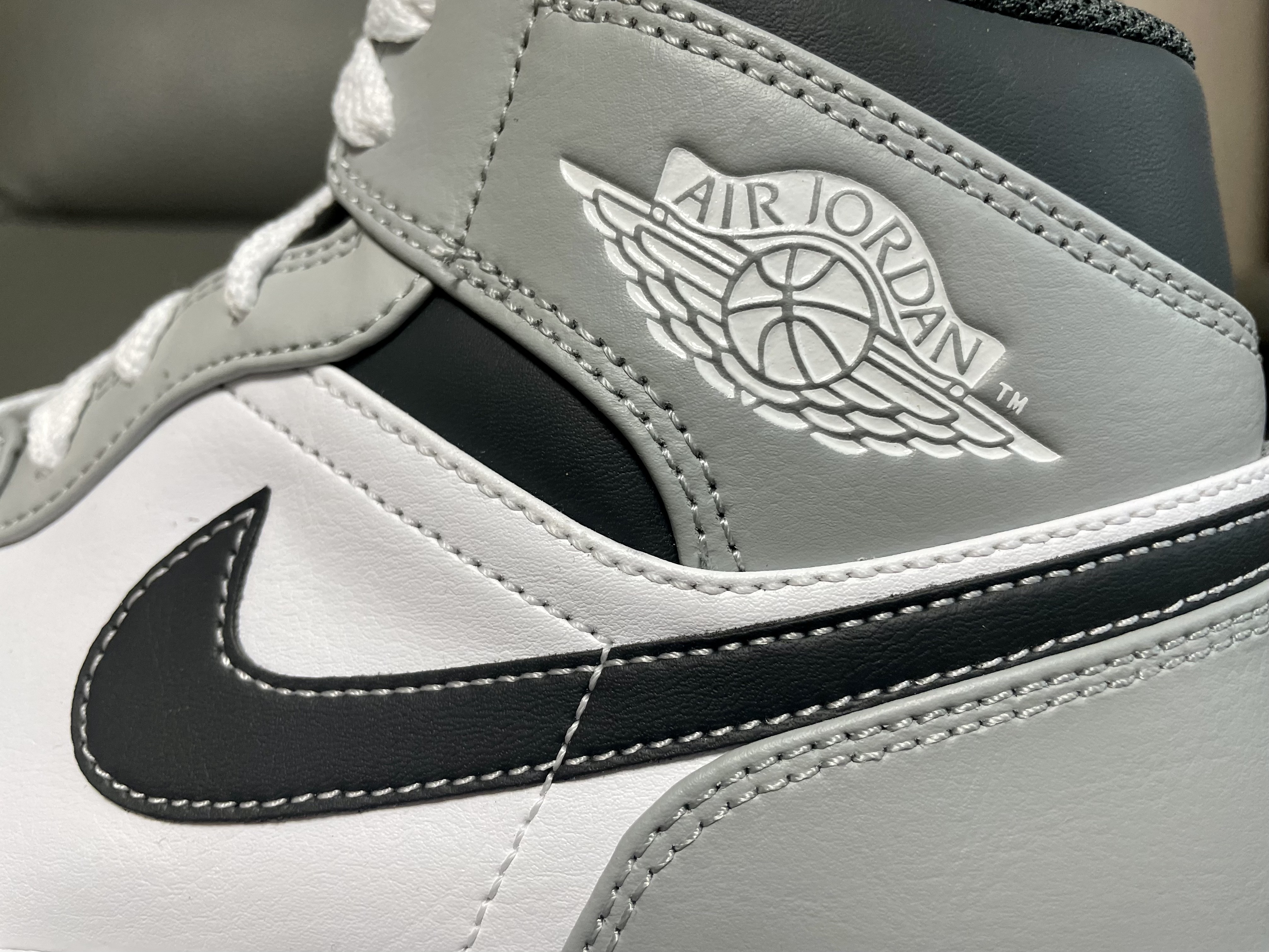 Jordan 1 Mid Light Smoke Grey Anthracite 착용 스타일 - 4