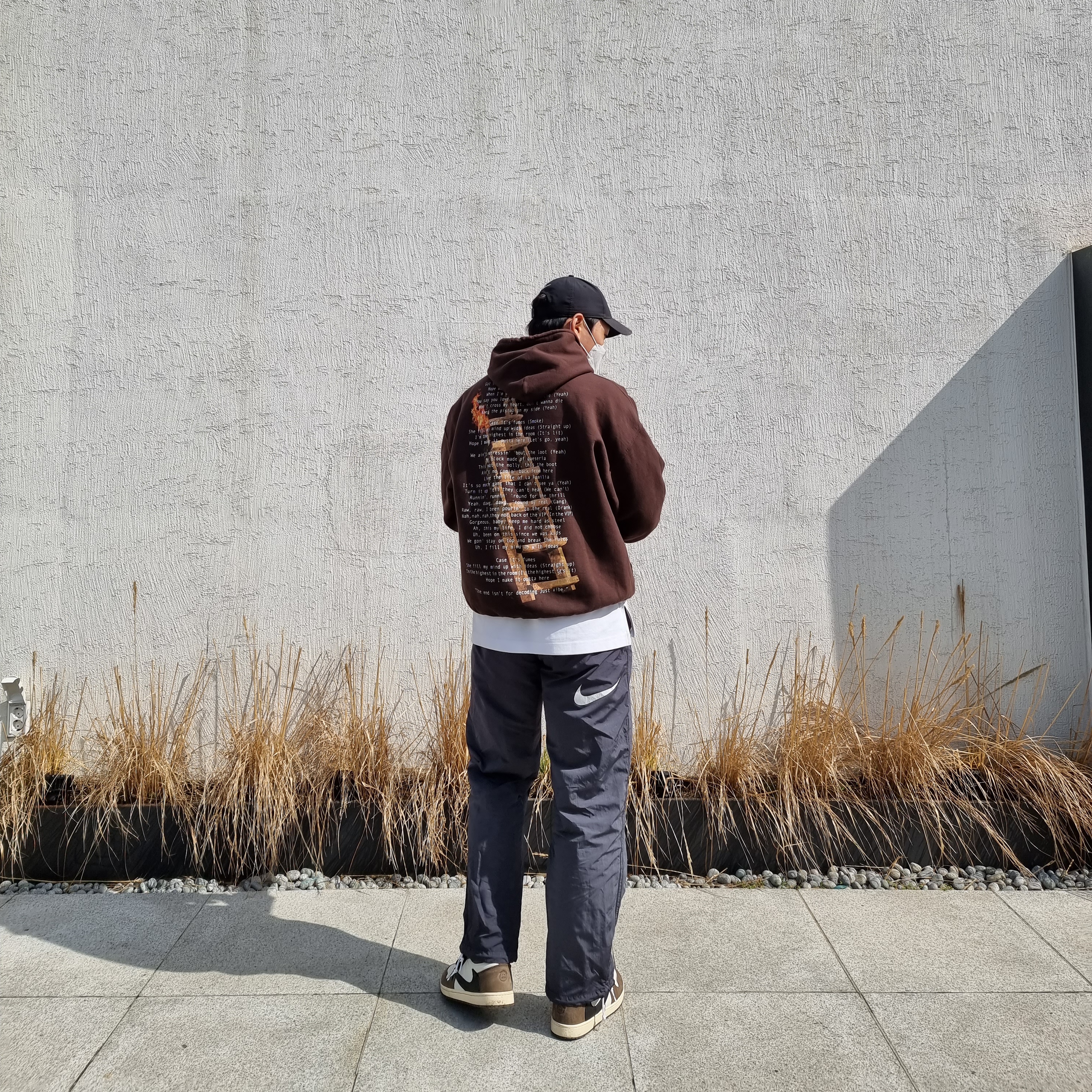 Jordan 1 x Travis Scott Retro High OG SP Mocha, Nike x Stussy Beach Pants Off Noir 착용 스타일