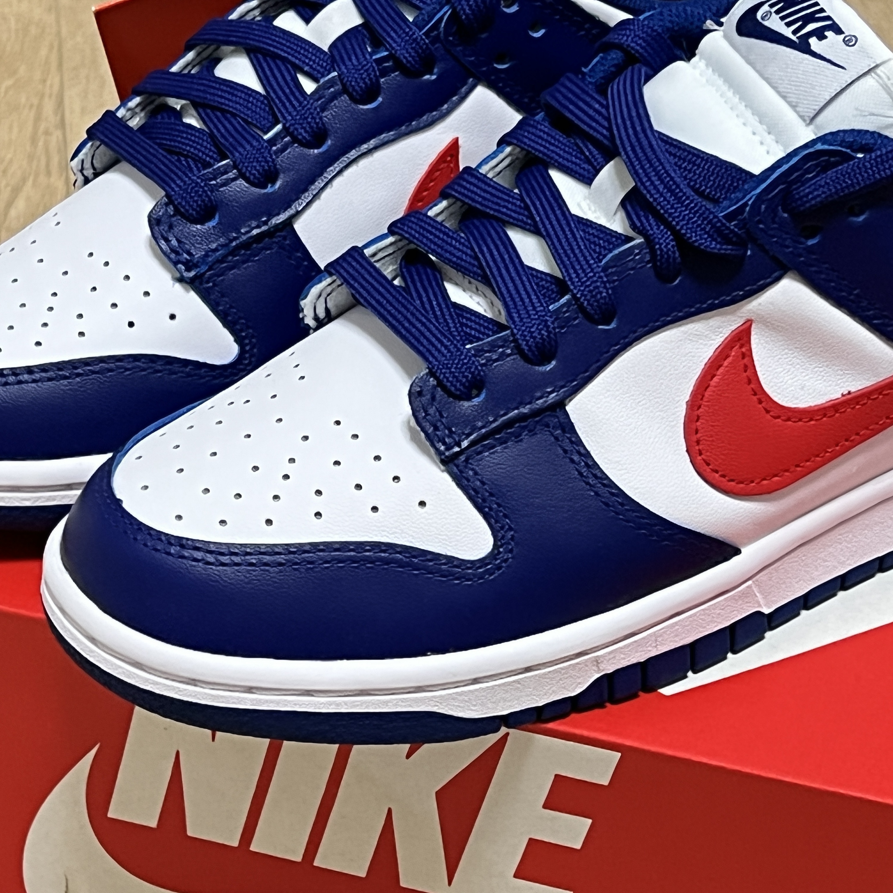 (W) Nike Dunk Low White and University Red 착용 스타일 - 1