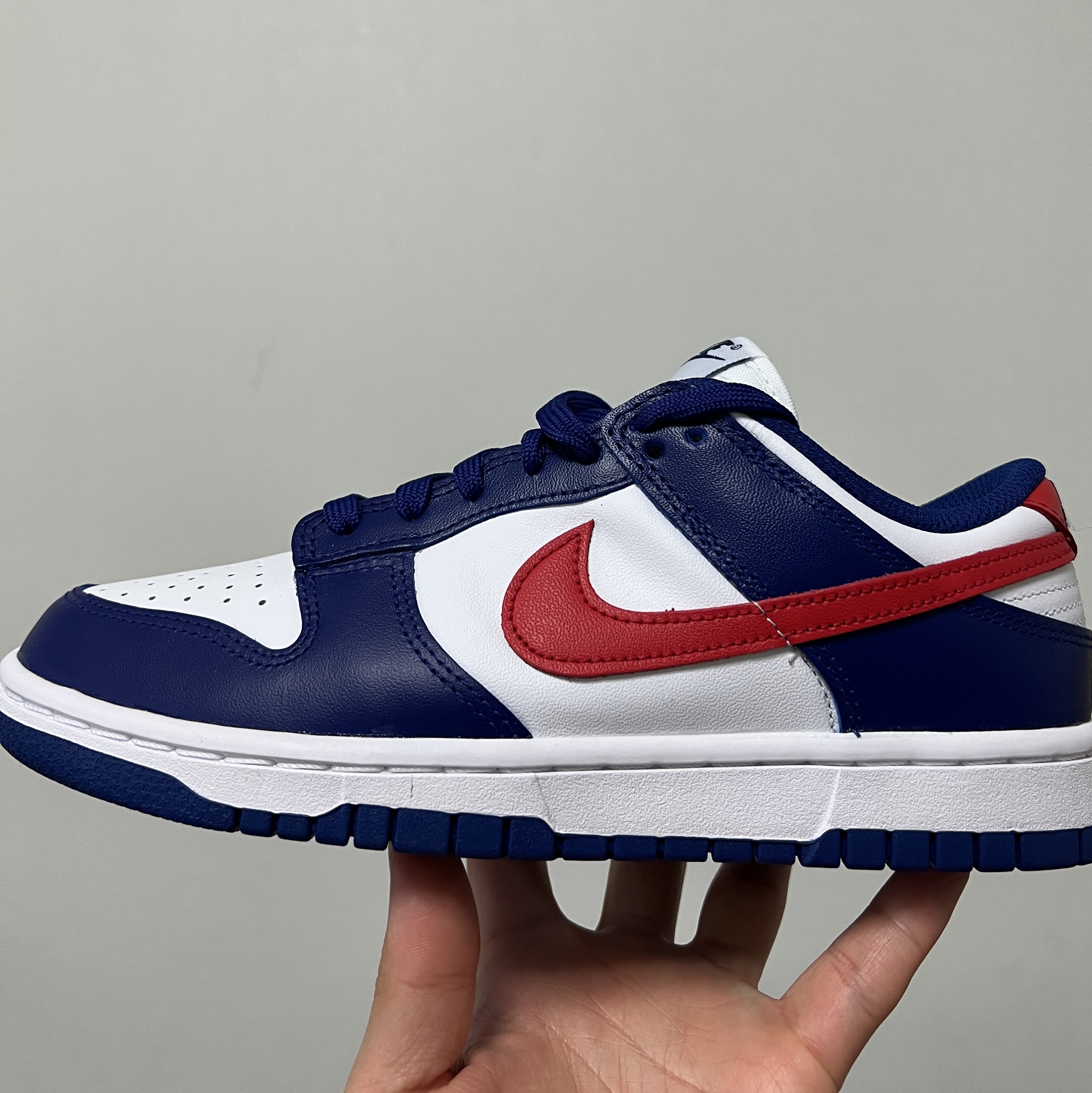 (W) Nike Dunk Low White and University Red 착용 스타일 - 2