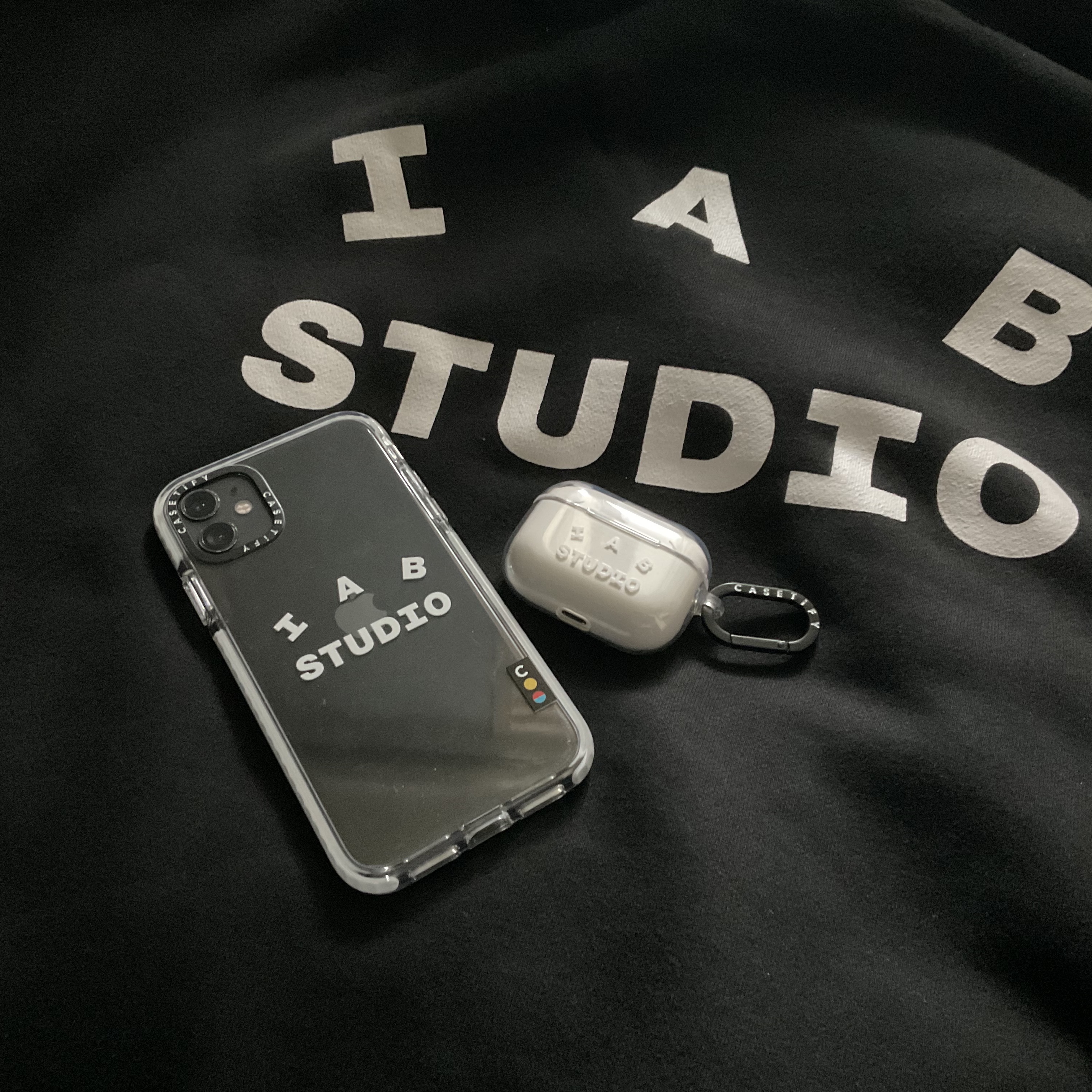 Casetify x IAB Studio iPhone White Logo Impact Case Frost White, Casetify x IAB Studio Single White Logo AirPods Pro Case Clear 착용 스타일