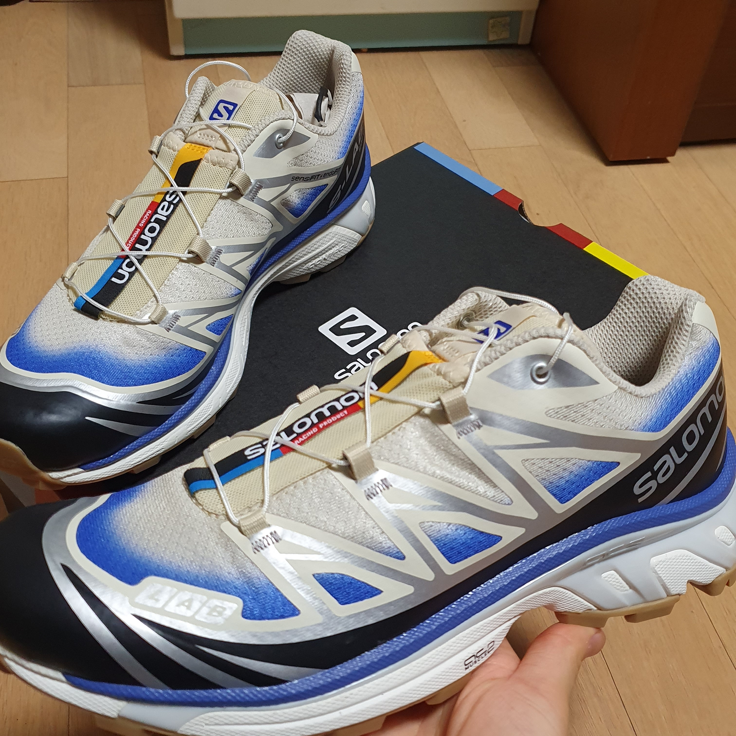 Salomon XT-6 Skyline Bleached Sand Dazzling Blue 착용 스타일 - 1