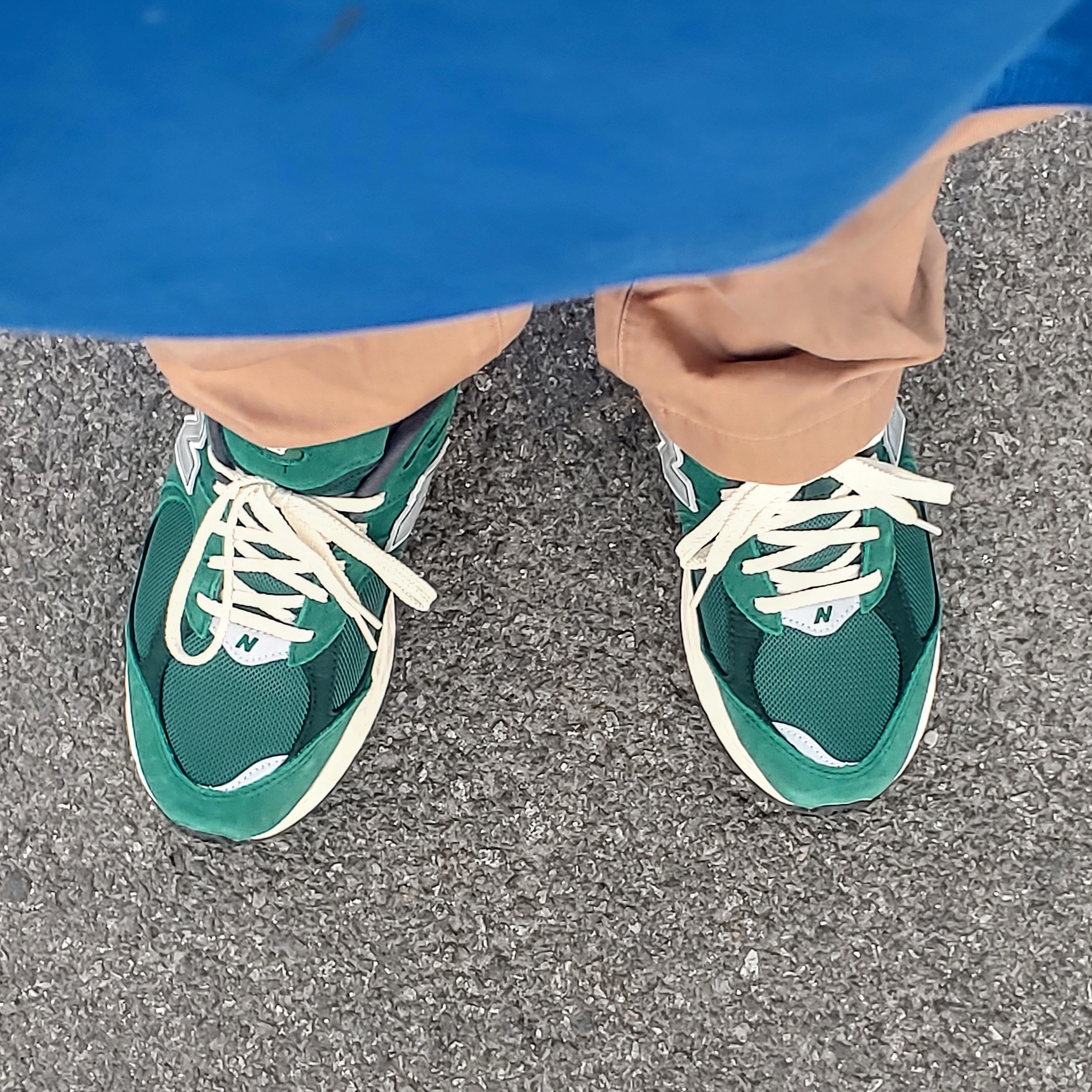 New Balance 2002R Nightwatch Green 착용 스타일 - 2