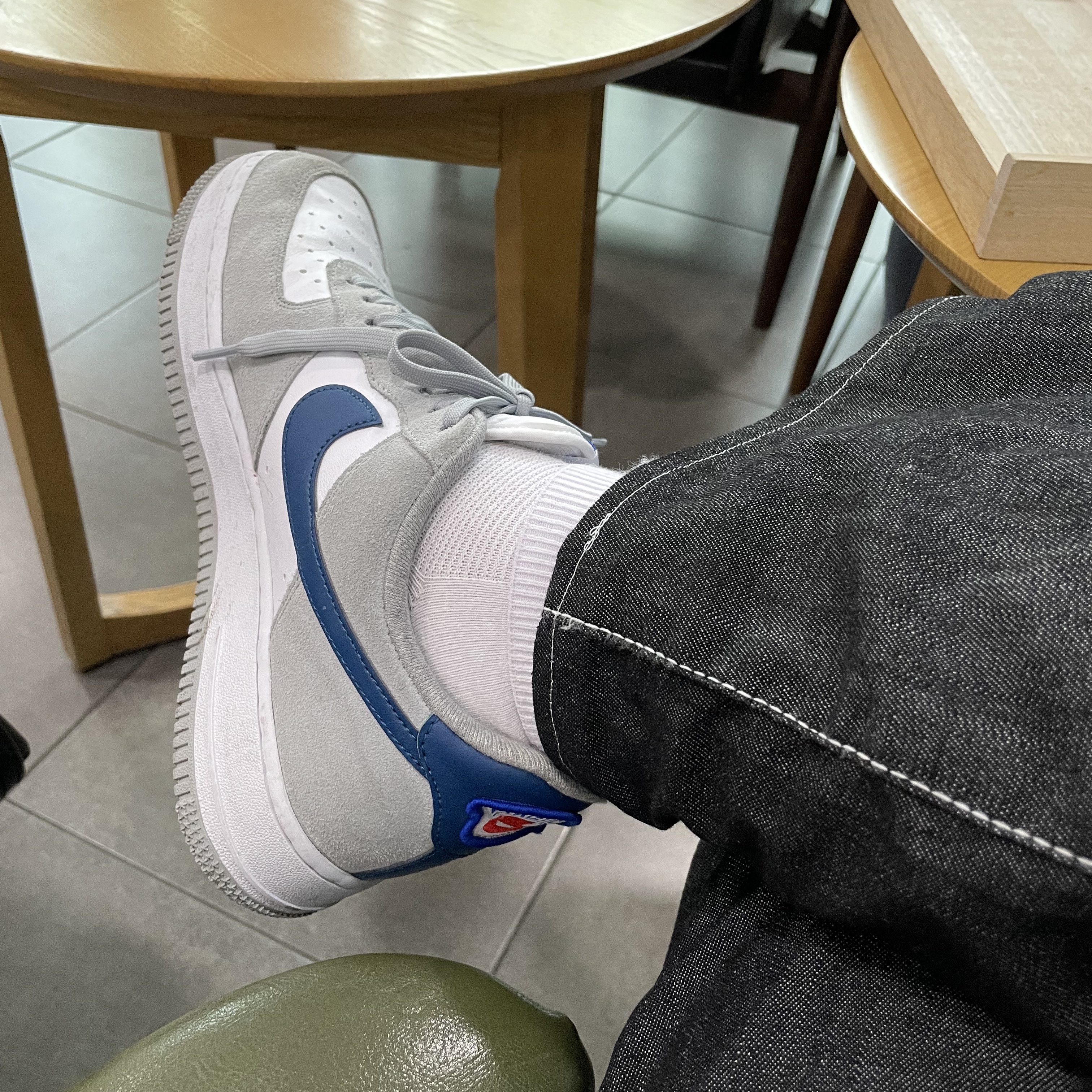 Nike Air Force 1 '07 LV8 Athletic Club Light Smoke Grey Marina 착용 스타일