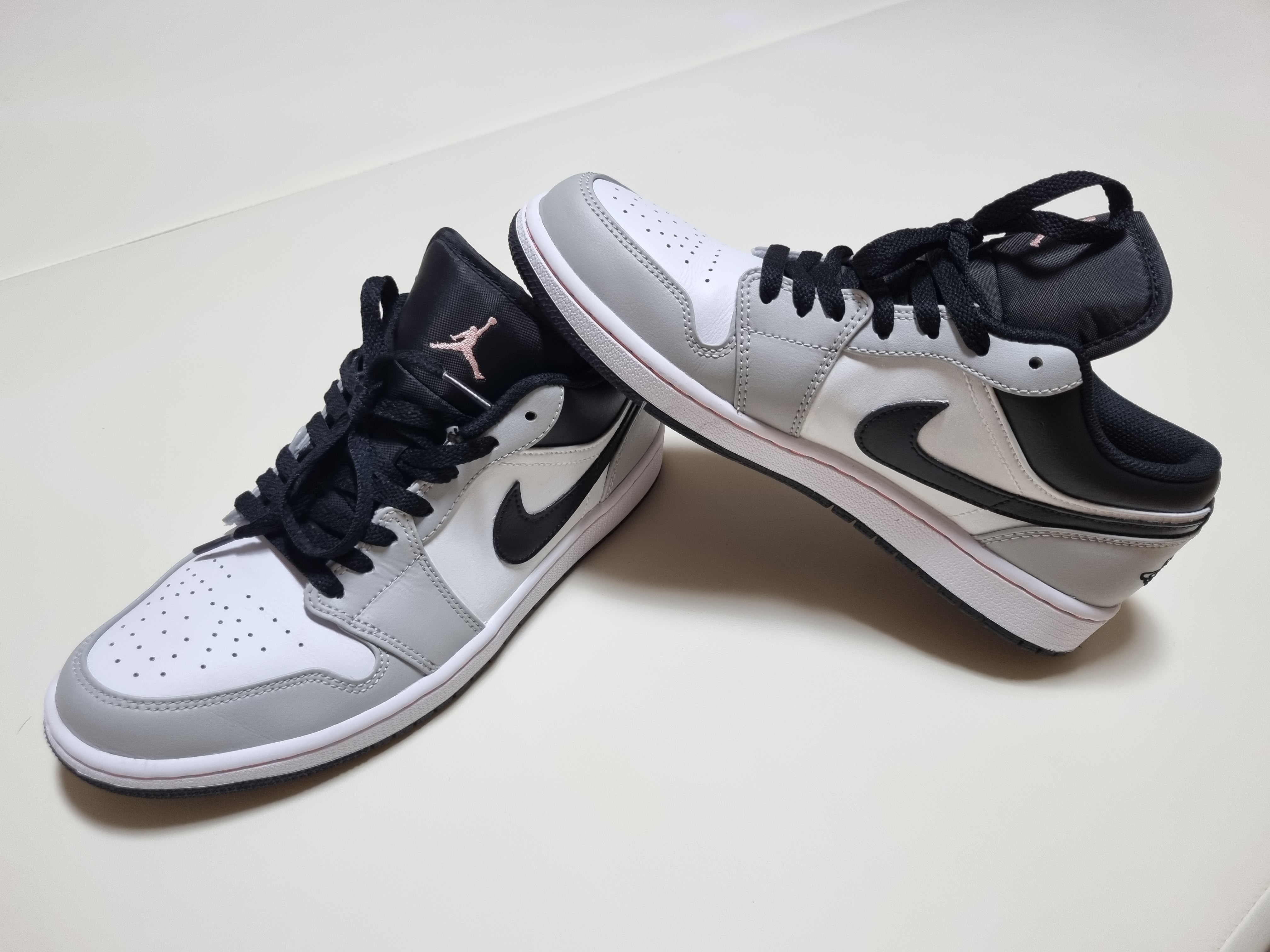 Jordan 1 Low Grey Fog Black Bleached Coral 착용 스타일