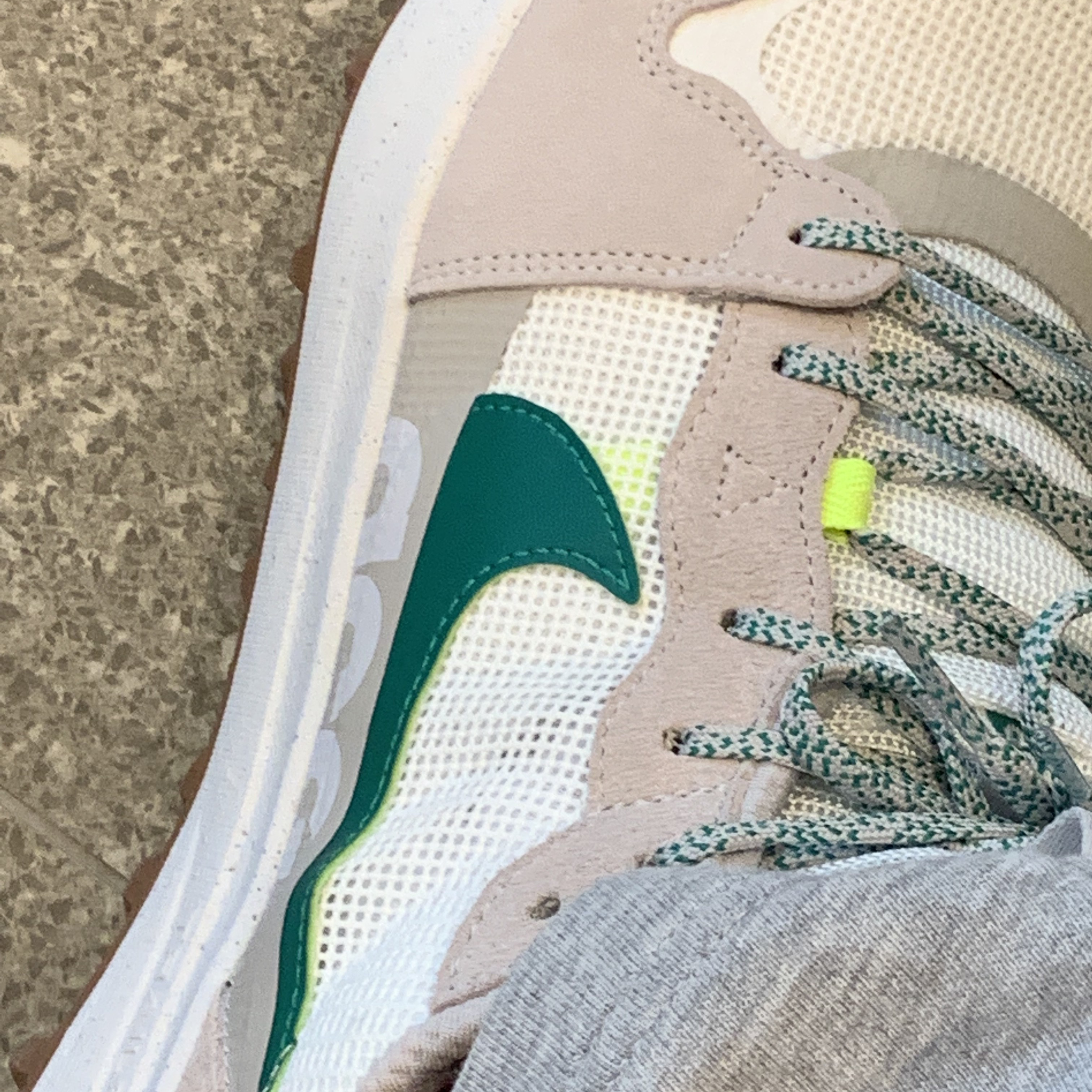 Nike ACG Lowcate Light Iron Ore 착용 스타일 - 1