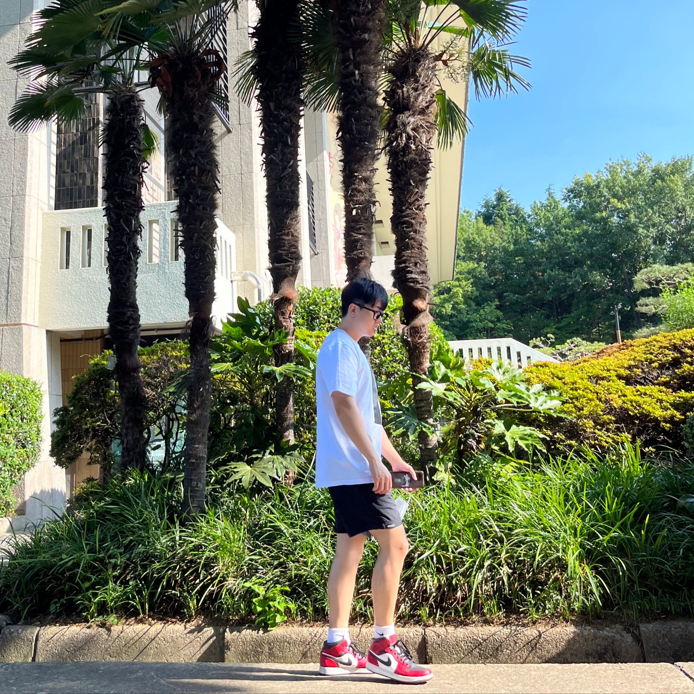 Supreme x Roy Decarava Malcolm X T-Shirt White - 22SS, Jordan 1 Mid Chicago Black Toe 착용 스타일 - 2