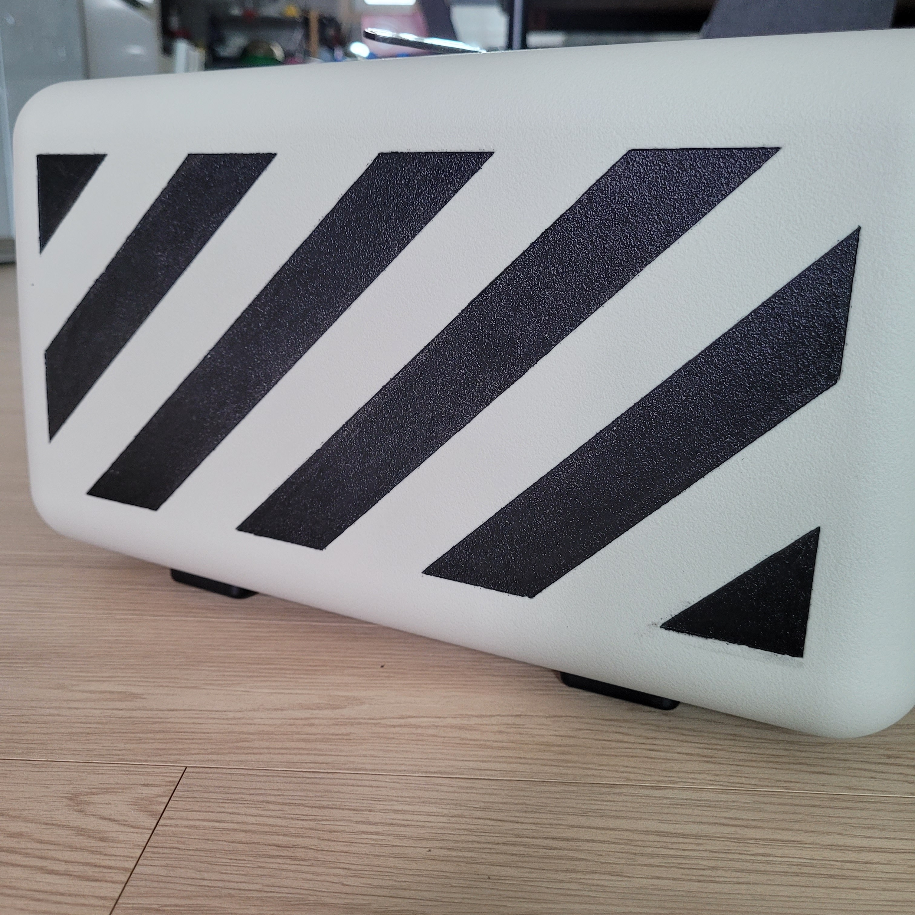 Off-White x Amore Pacific Protection Box (Without Cosmetics) 착용 스타일 - 5